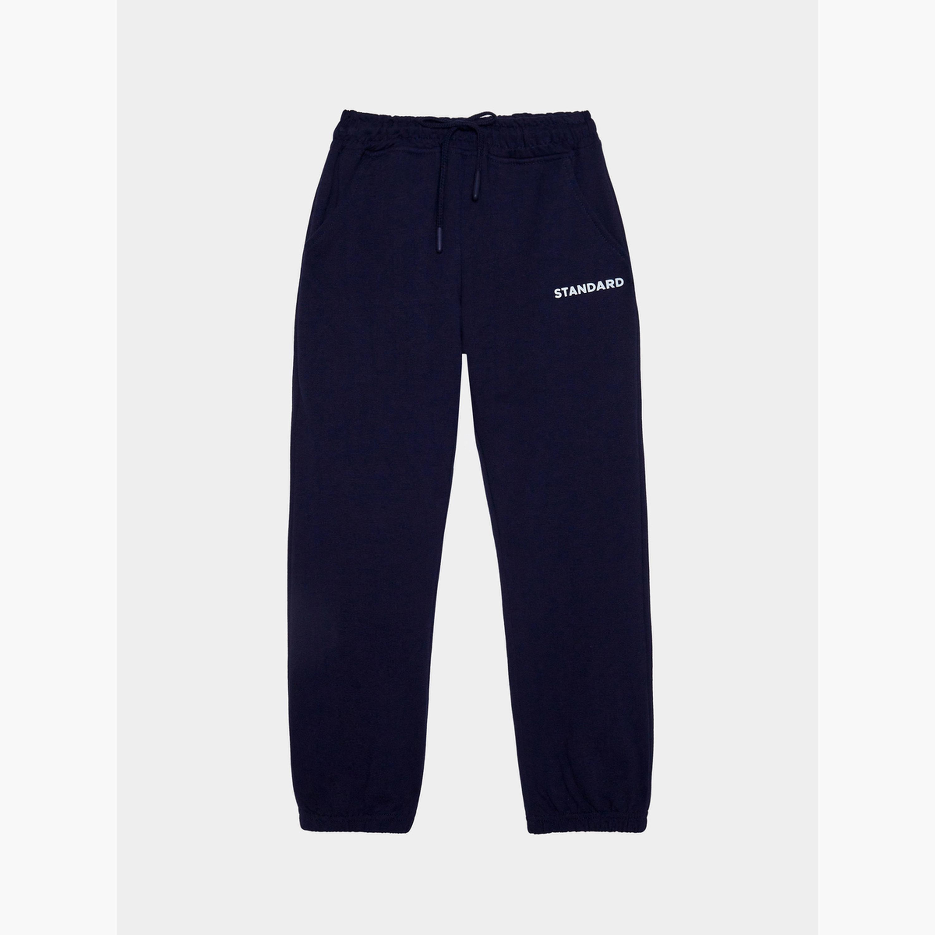 جوغر بأساور مطاطية ورباط للأولاد بطبعة نصية موضعية-boys-clothing-bottoms-joggersandtrackpants-image-1