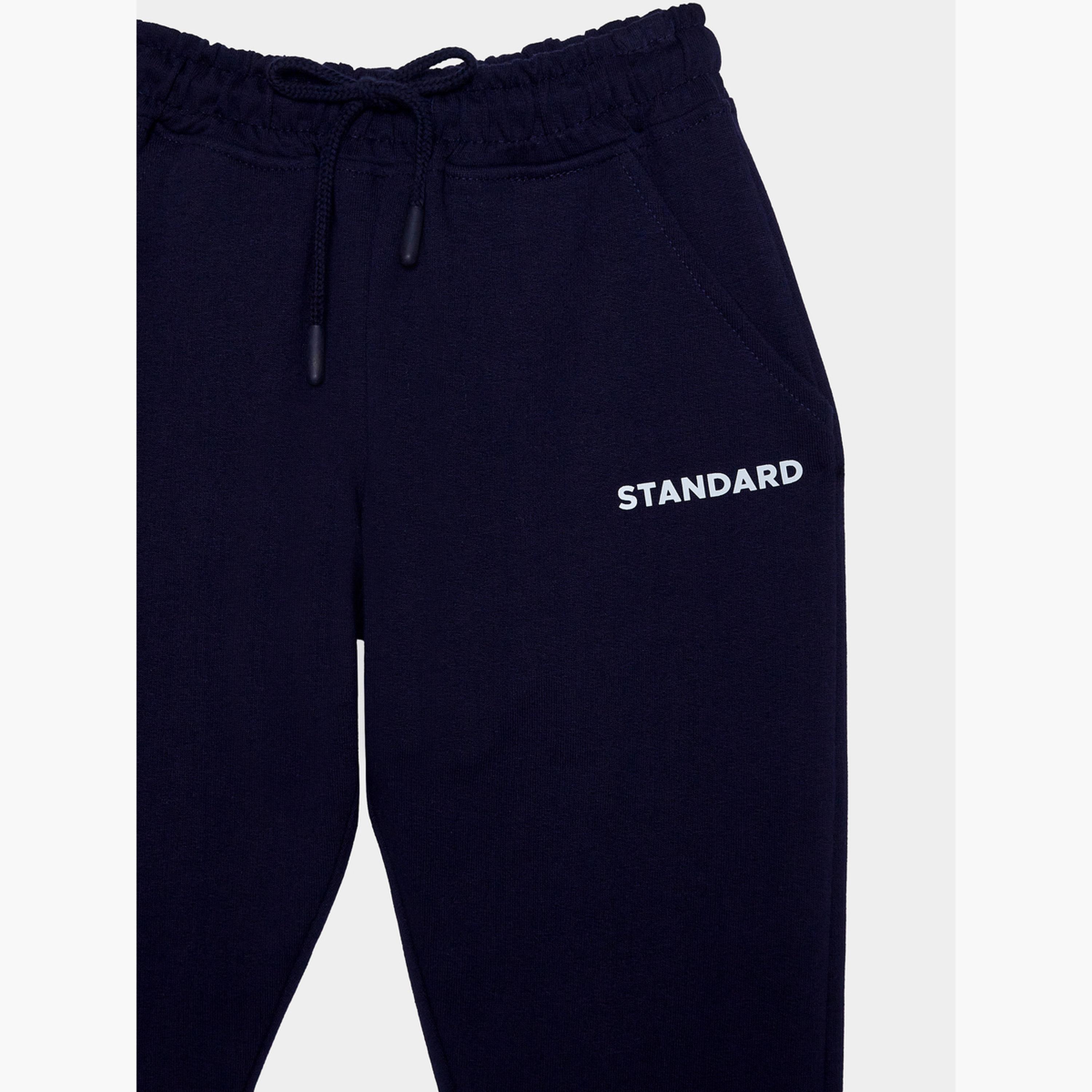 جوغر بأساور مطاطية ورباط للأولاد بطبعة نصية موضعية-boys-clothing-bottoms-joggersandtrackpants-image-3