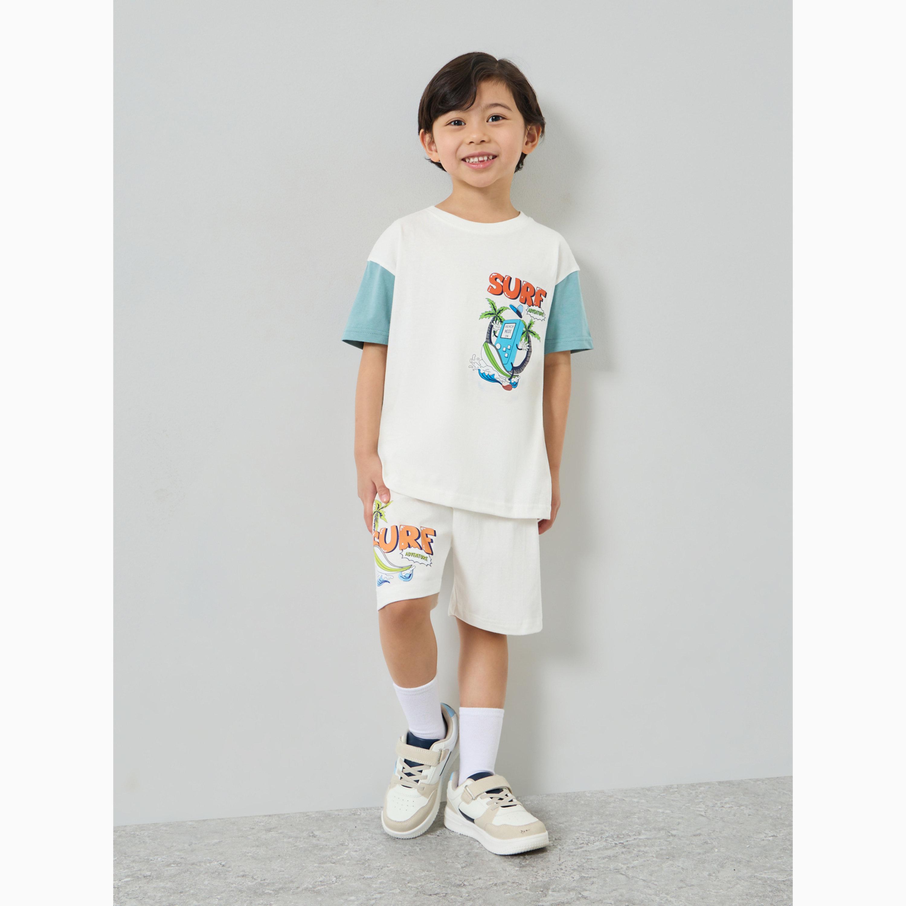 طقم للأولاد تي شيرت بقصة فضفاضة وأكتاف منسدلة مع شورت-boys-clothing-setsandcoords-image-2
