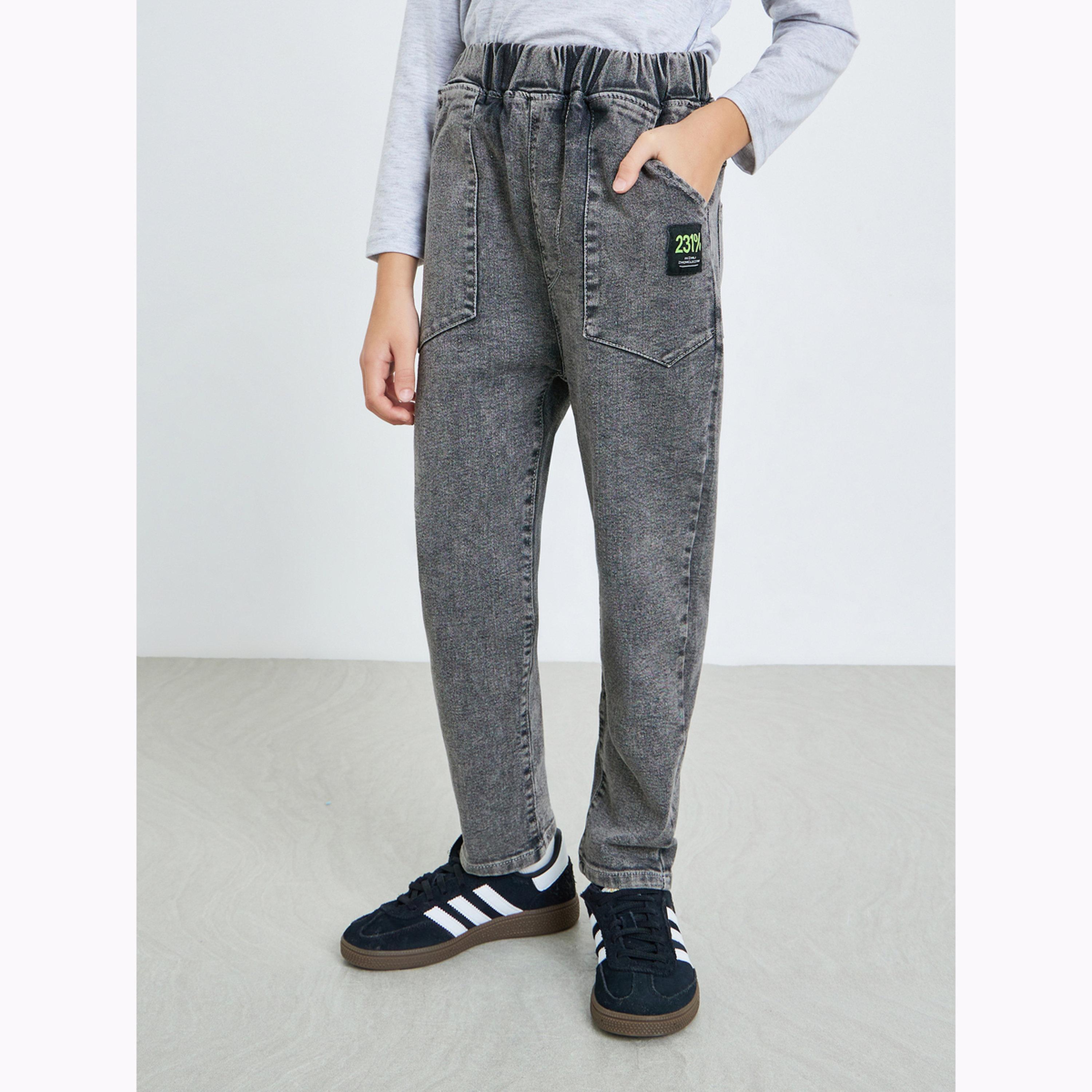 جينز جوغر للأطفال بلون رمادي وتفاصيل باهتة-boys-clothing-bottoms-jeans-image-4