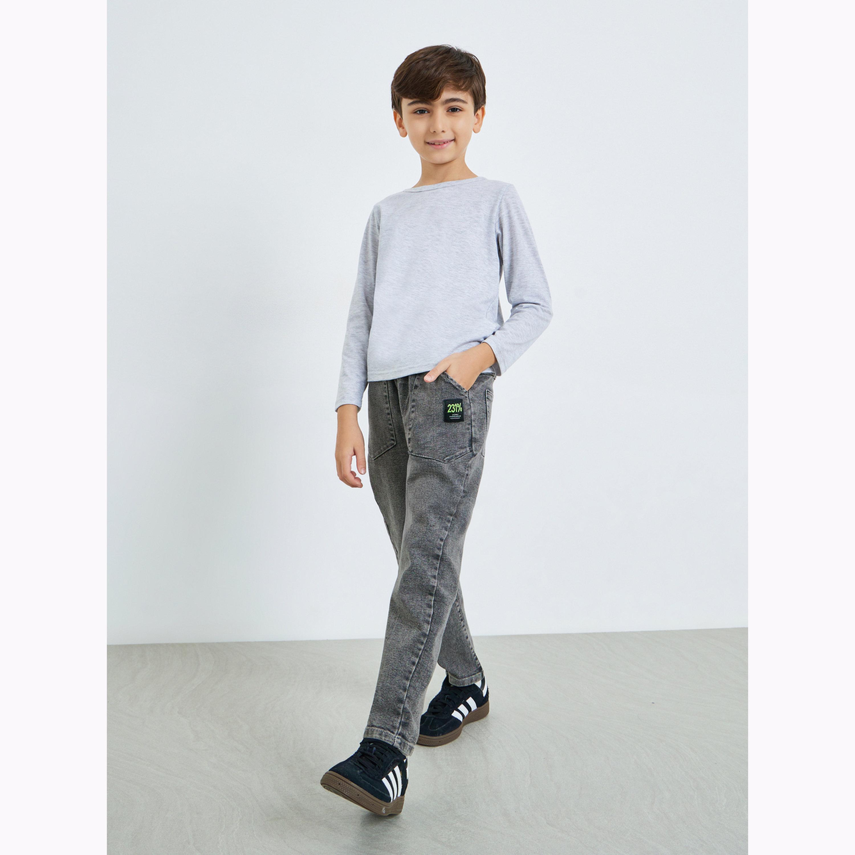 جينز جوغر للأطفال بلون رمادي وتفاصيل باهتة-boys-clothing-bottoms-jeans-image-2