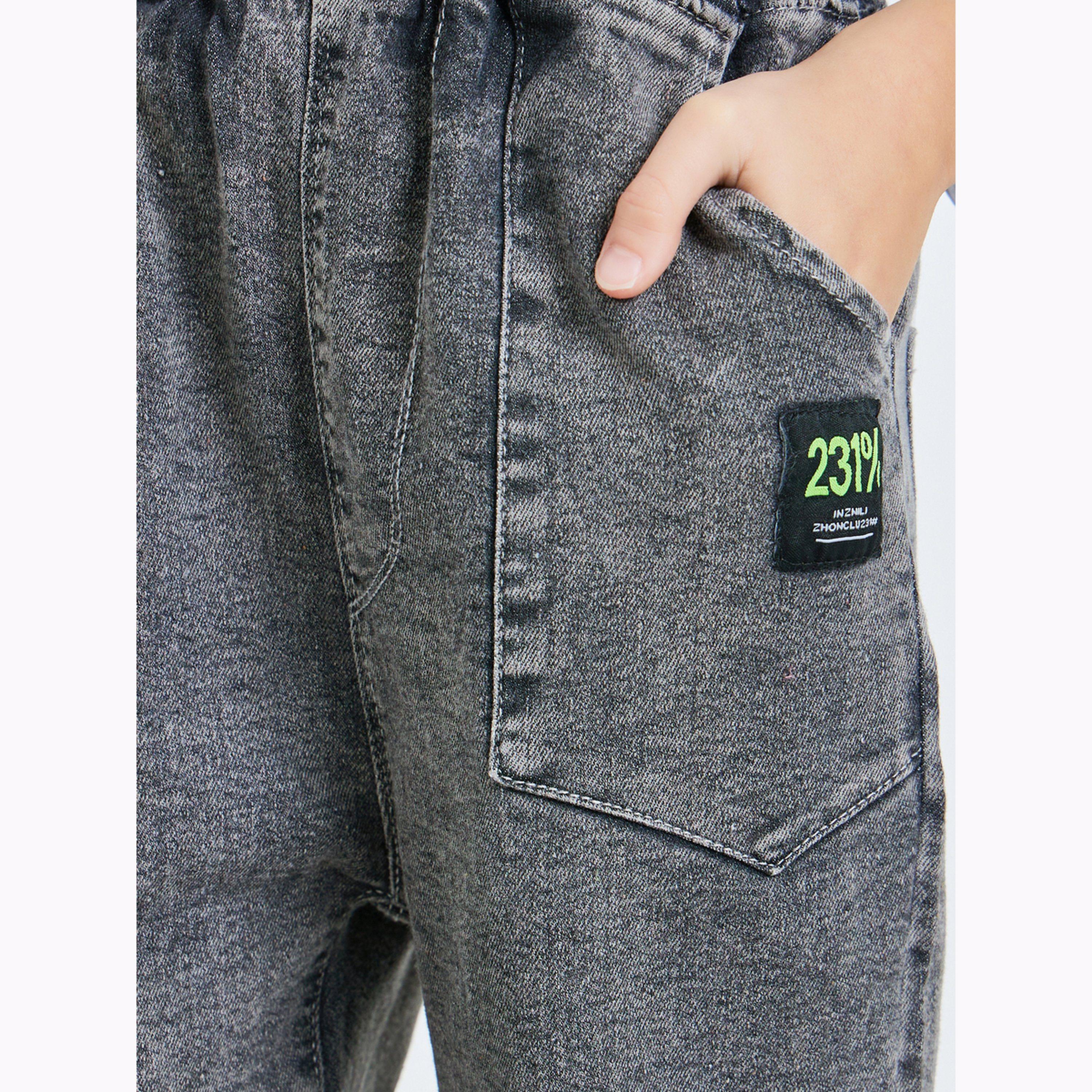 جينز جوغر للأطفال بلون رمادي وتفاصيل باهتة-boys-clothing-bottoms-jeans-image-2