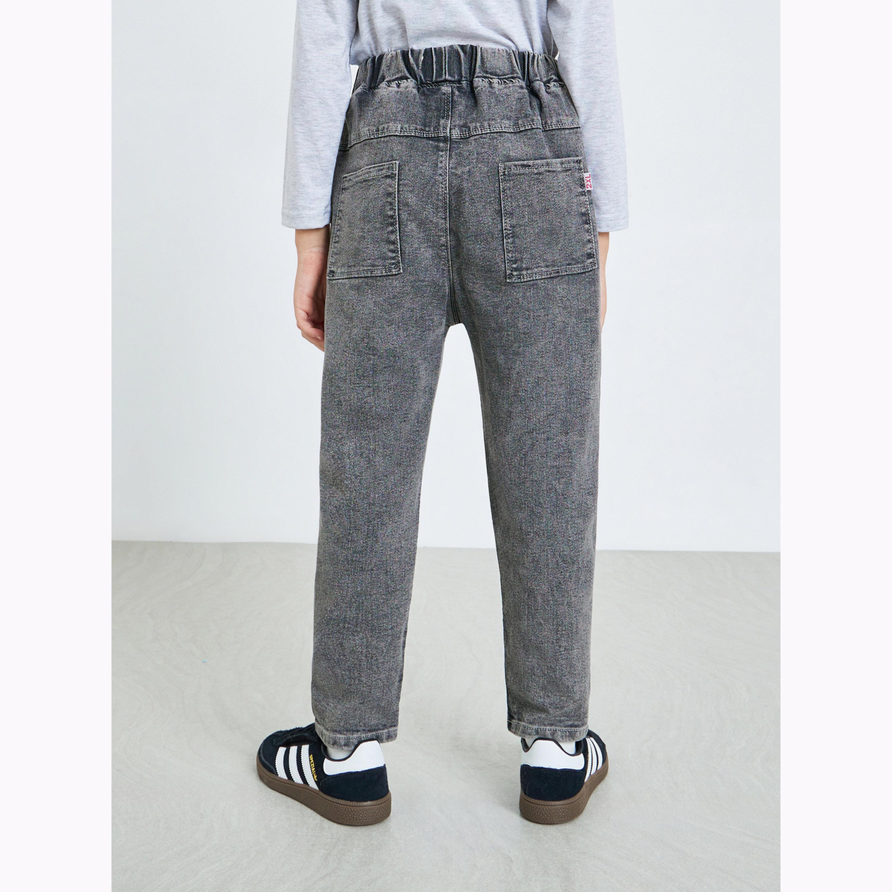 جينز جوغر للأطفال بلون رمادي وتفاصيل باهتة-boys-clothing-bottoms-jeans-image-1