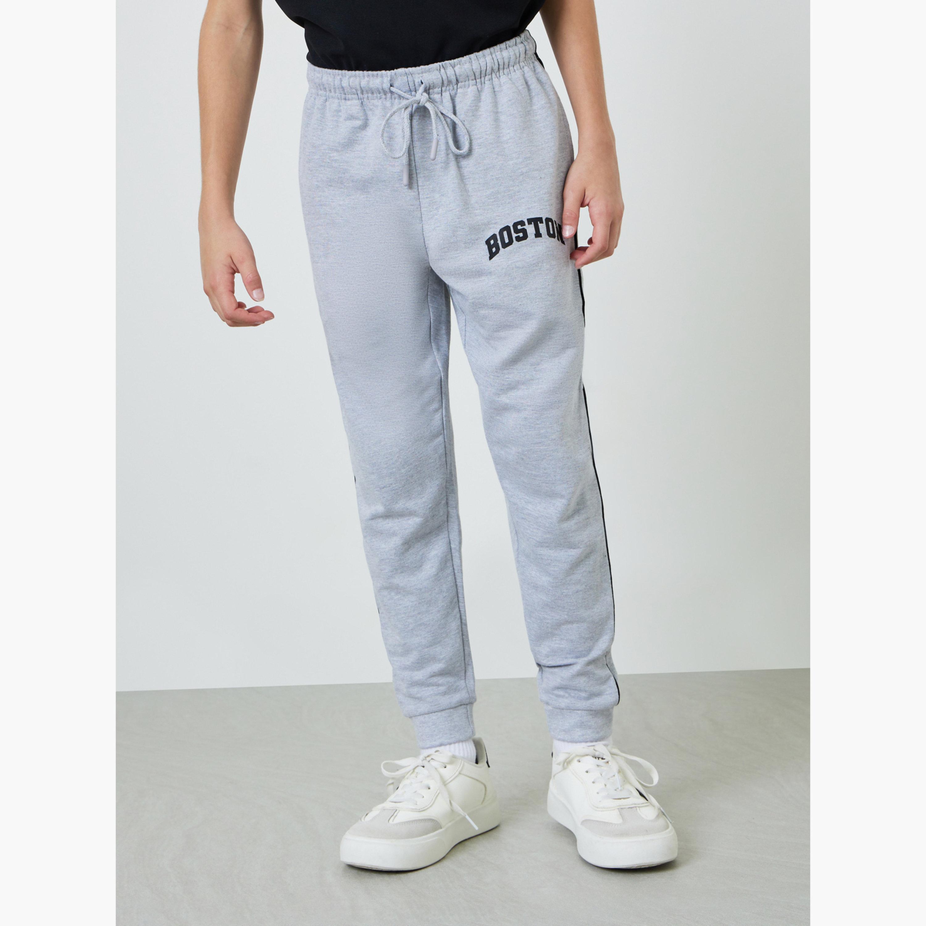 جوغر بتفاصيل بارزة وطبعة كتابة-boys-clothing-bottoms-joggersandtrackpants-image-1