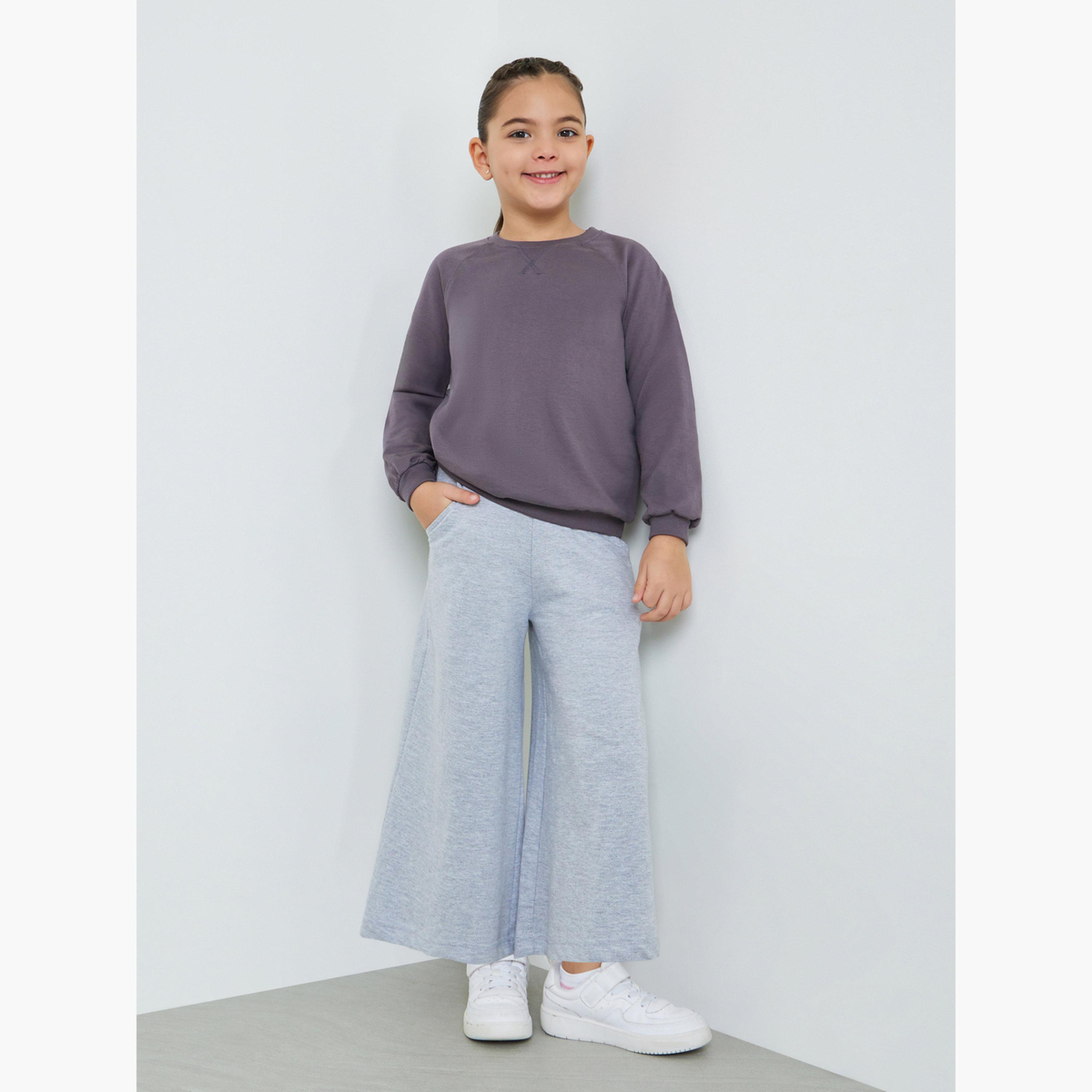 ستايلي - بنطال رياضي قصير واسع الساقين من القطن الرمادي للبنات-girls-clothing-bottoms-joggersandtrackpants-image-2