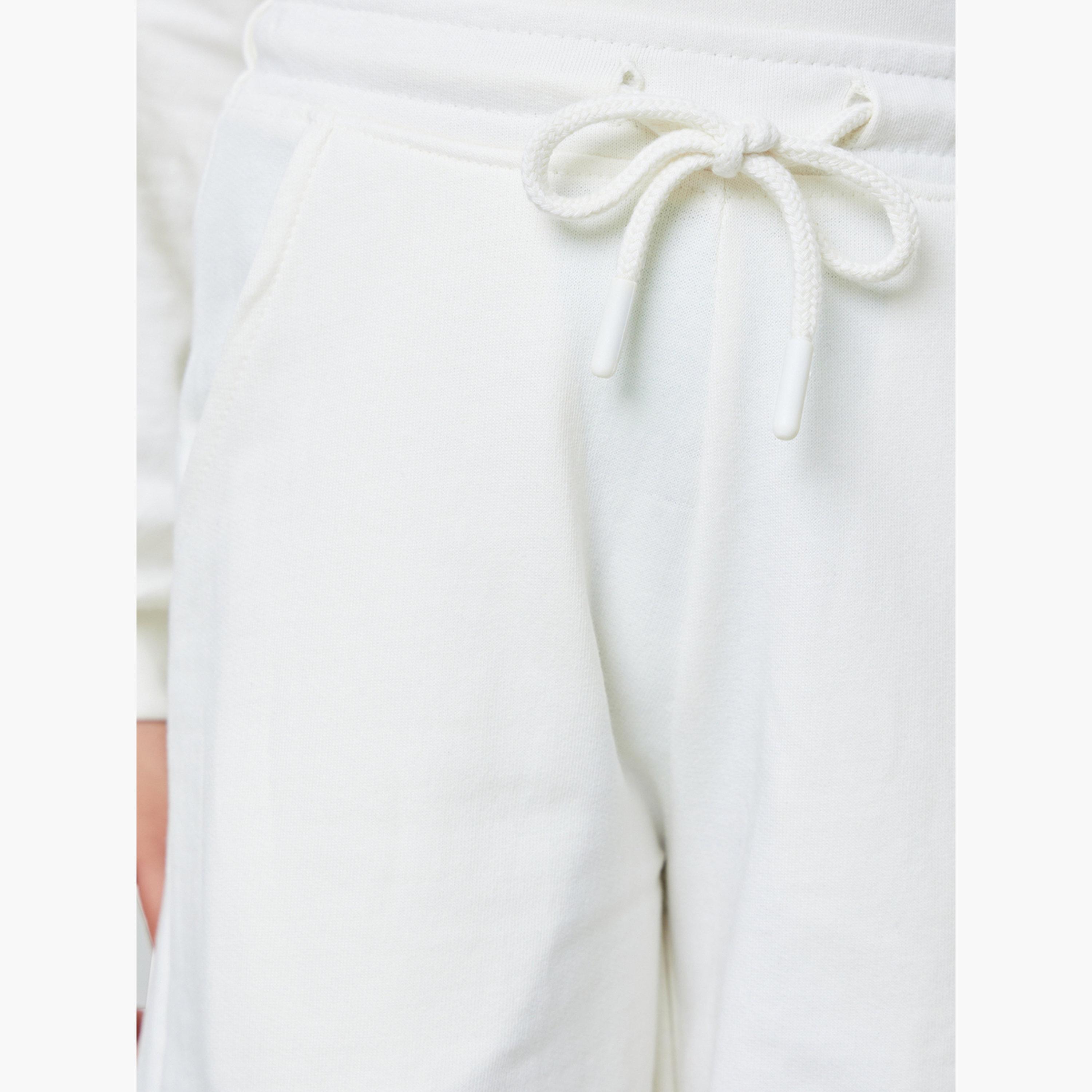 ستايلي - بنطال رياضي قصير واسع الساقين للبنات من القطن الأبيض-girls-clothing-bottoms-joggersandtrackpants-image-3