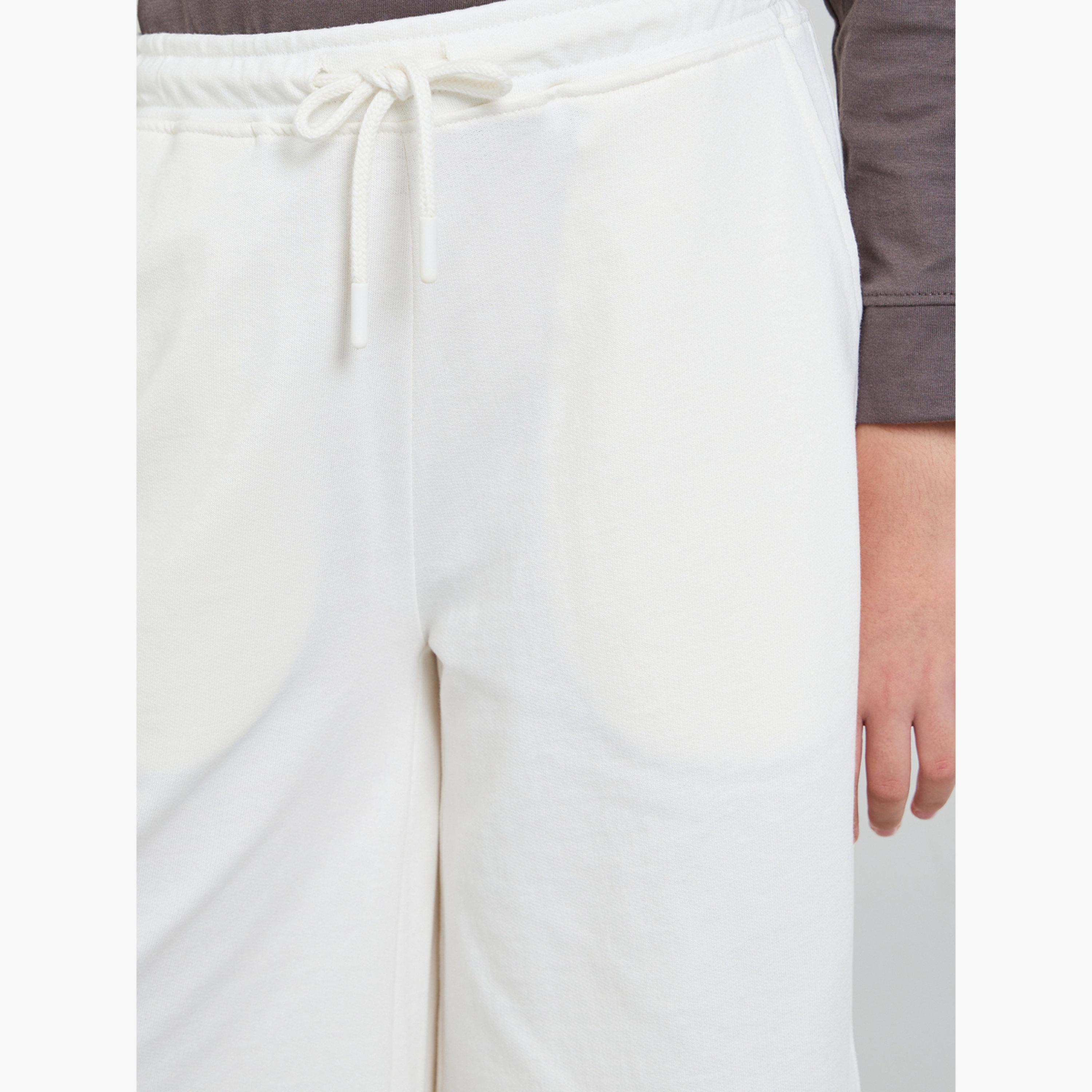 ستايلي - بنطلون رياضي قصير واسع الساقين من القطن الأبيض الفاتح للفتيات المراهقات-girls-clothing-bottoms-joggersandtrackpants-image-3