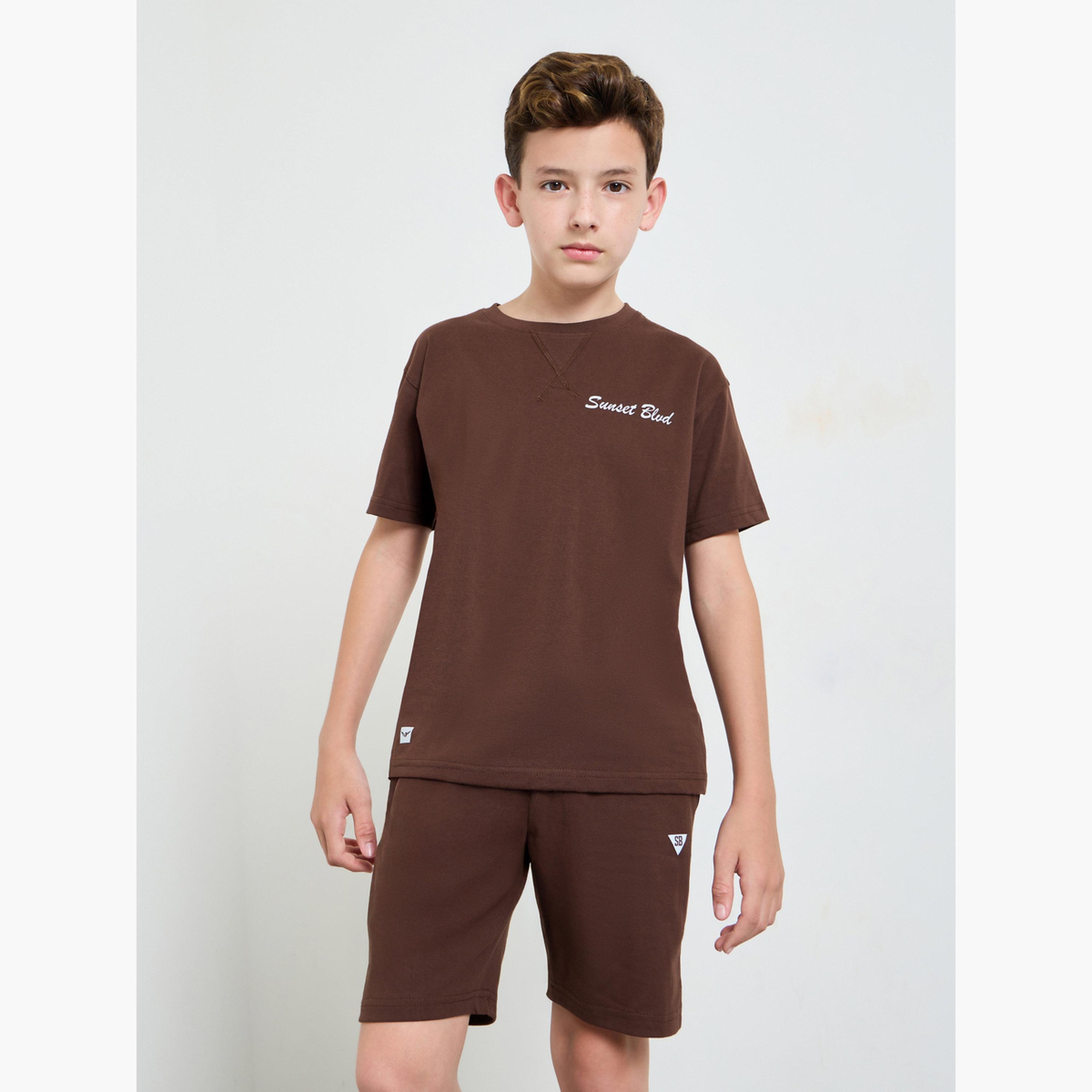 مجموعة من شورت برباط وتيشيرت واسع بتفاصيل درزات أوفرلوك-boys-clothing-setsandcoords-image-1
