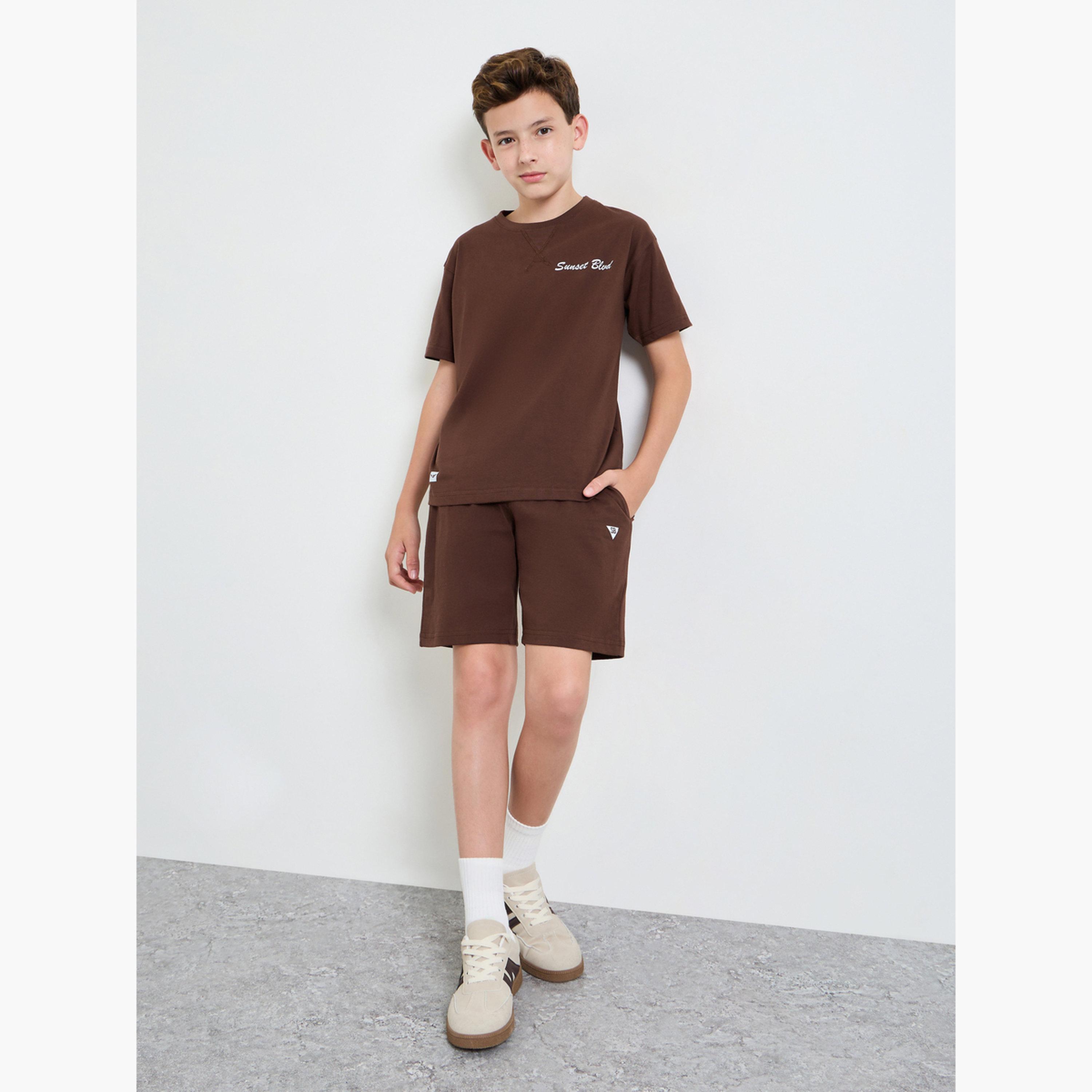 مجموعة من شورت برباط وتيشيرت واسع بتفاصيل درزات أوفرلوك-boys-clothing-setsandcoords-image-2