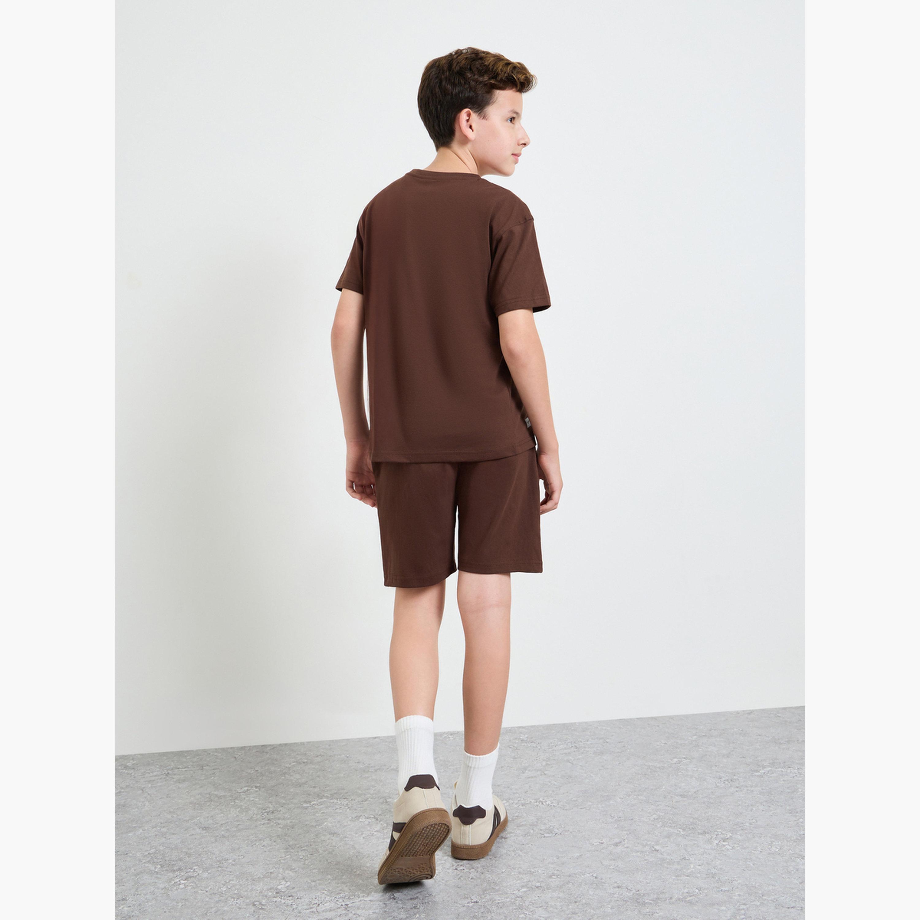 مجموعة من شورت برباط وتيشيرت واسع بتفاصيل درزات أوفرلوك-boys-clothing-setsandcoords-image-3