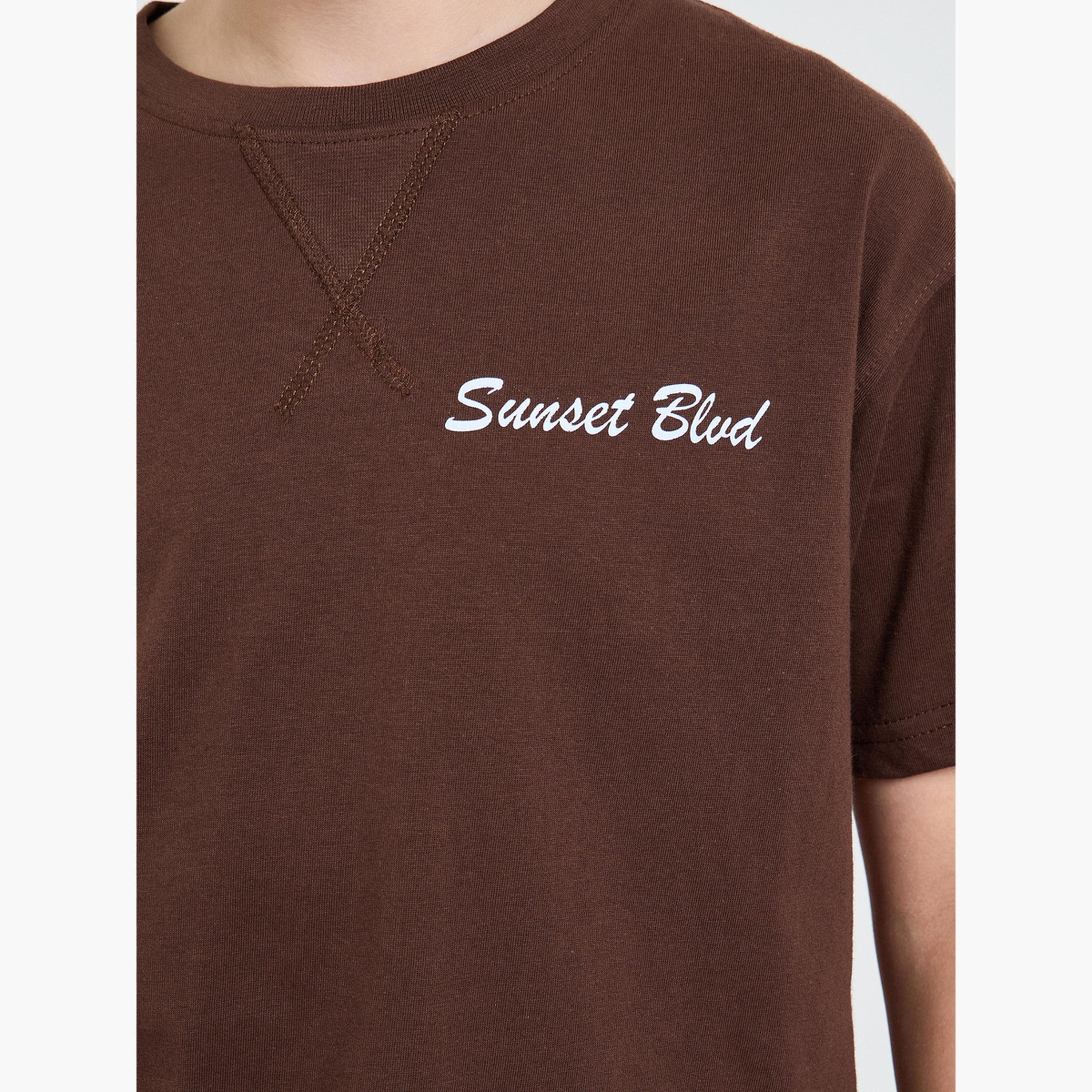 مجموعة من شورت برباط وتيشيرت واسع بتفاصيل درزات أوفرلوك-boys-clothing-setsandcoords-image-4