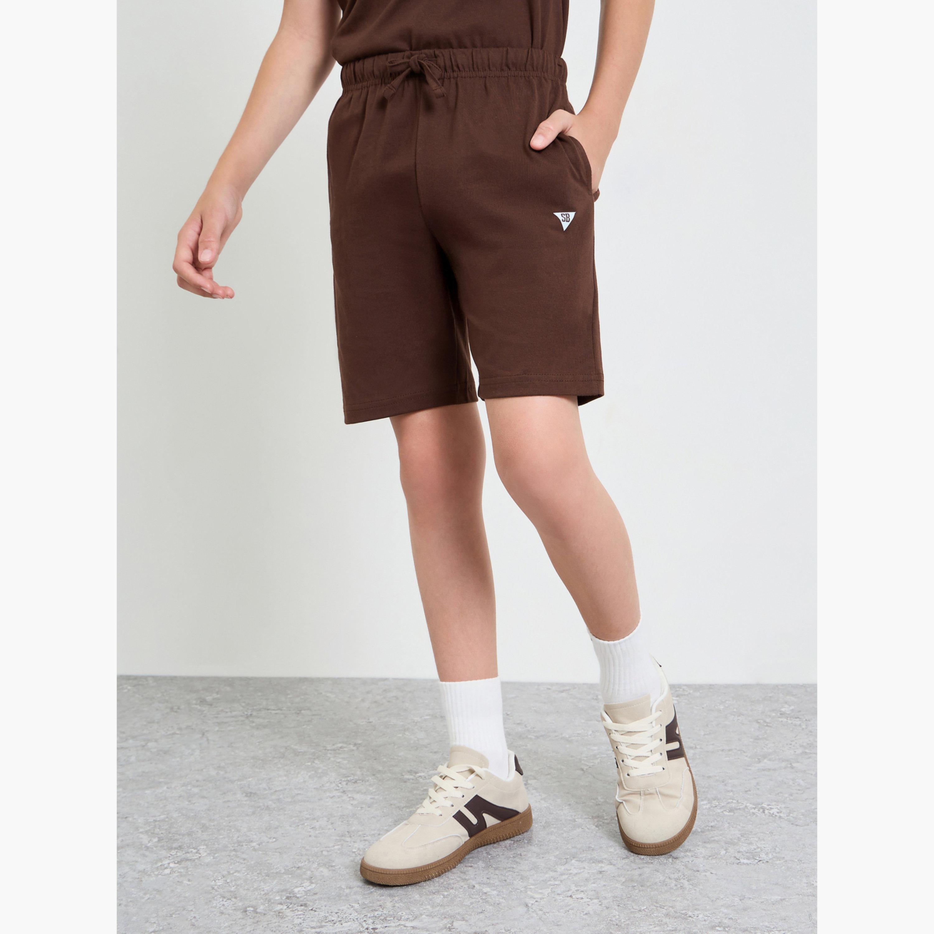 مجموعة من شورت برباط وتيشيرت واسع بتفاصيل درزات أوفرلوك-boys-clothing-setsandcoords-image-5