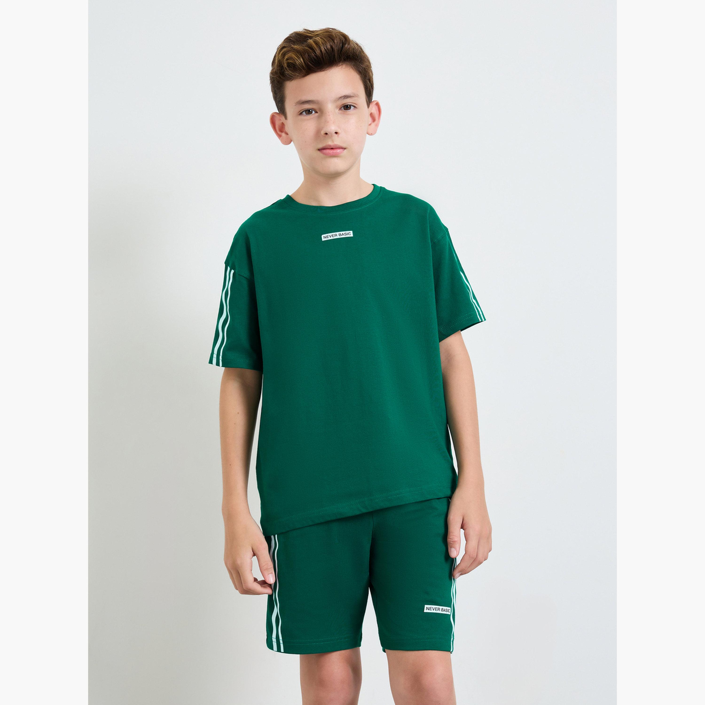 مجموعة من شورت برباط وتيشيرت واسع بأكتاف منسدلة وشريط جانبي-boys-clothing-setsandcoords-image-1