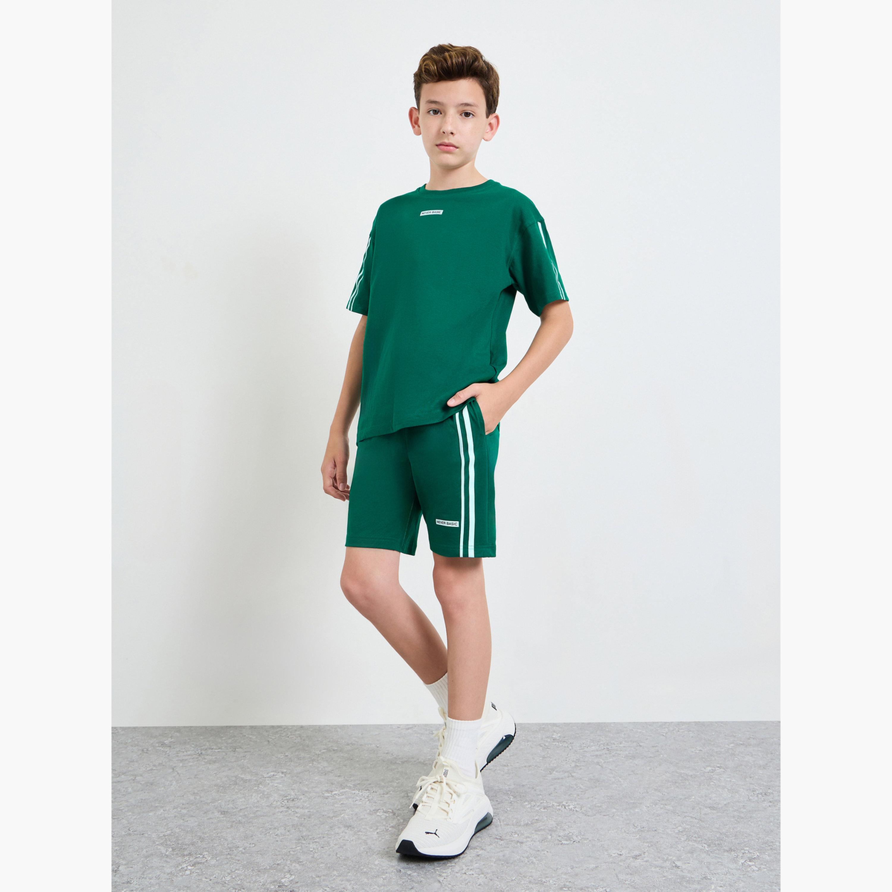 مجموعة من شورت برباط وتيشيرت واسع بأكتاف منسدلة وشريط جانبي-boys-clothing-setsandcoords-image-2