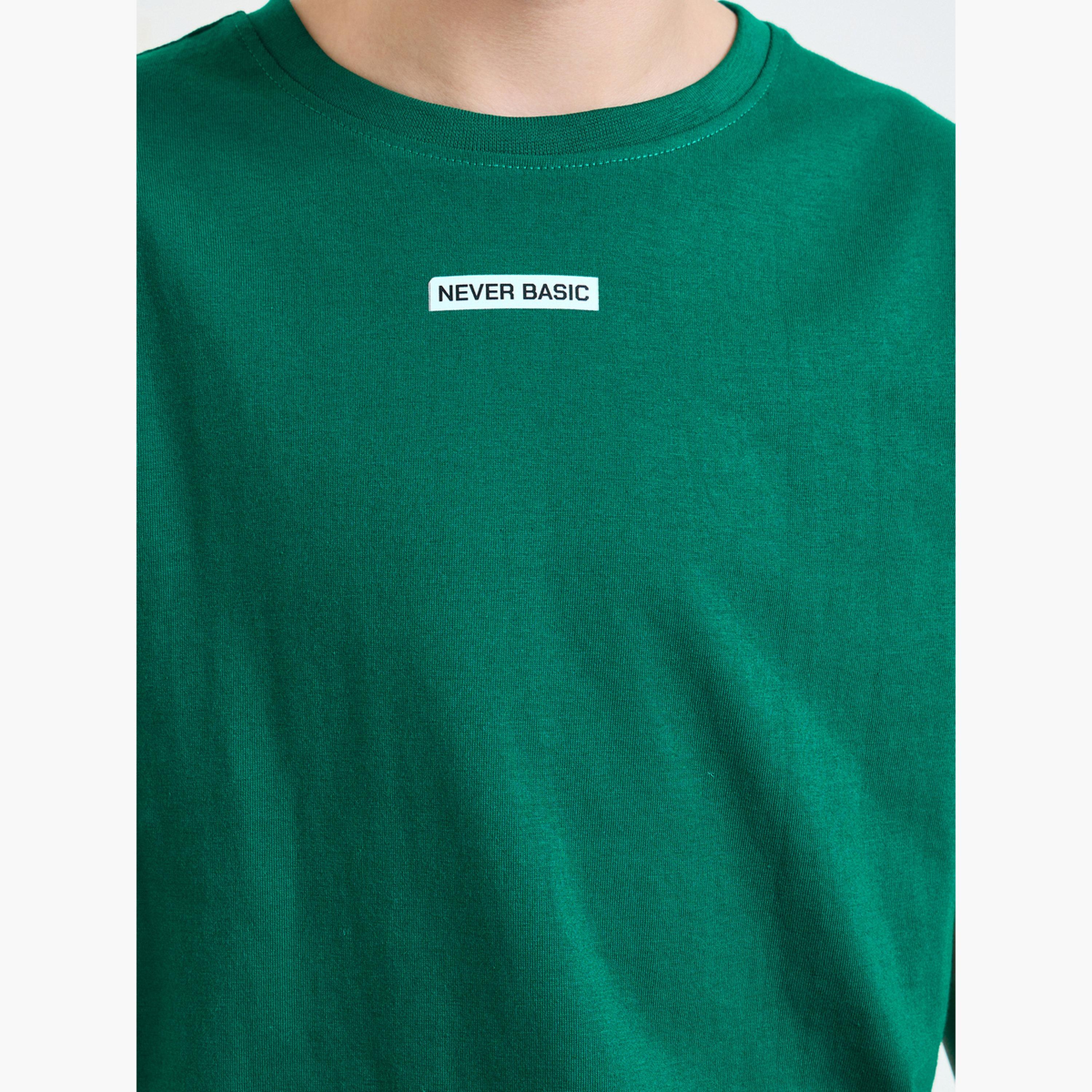 مجموعة من شورت برباط وتيشيرت واسع بأكتاف منسدلة وشريط جانبي-boys-clothing-setsandcoords-image-4