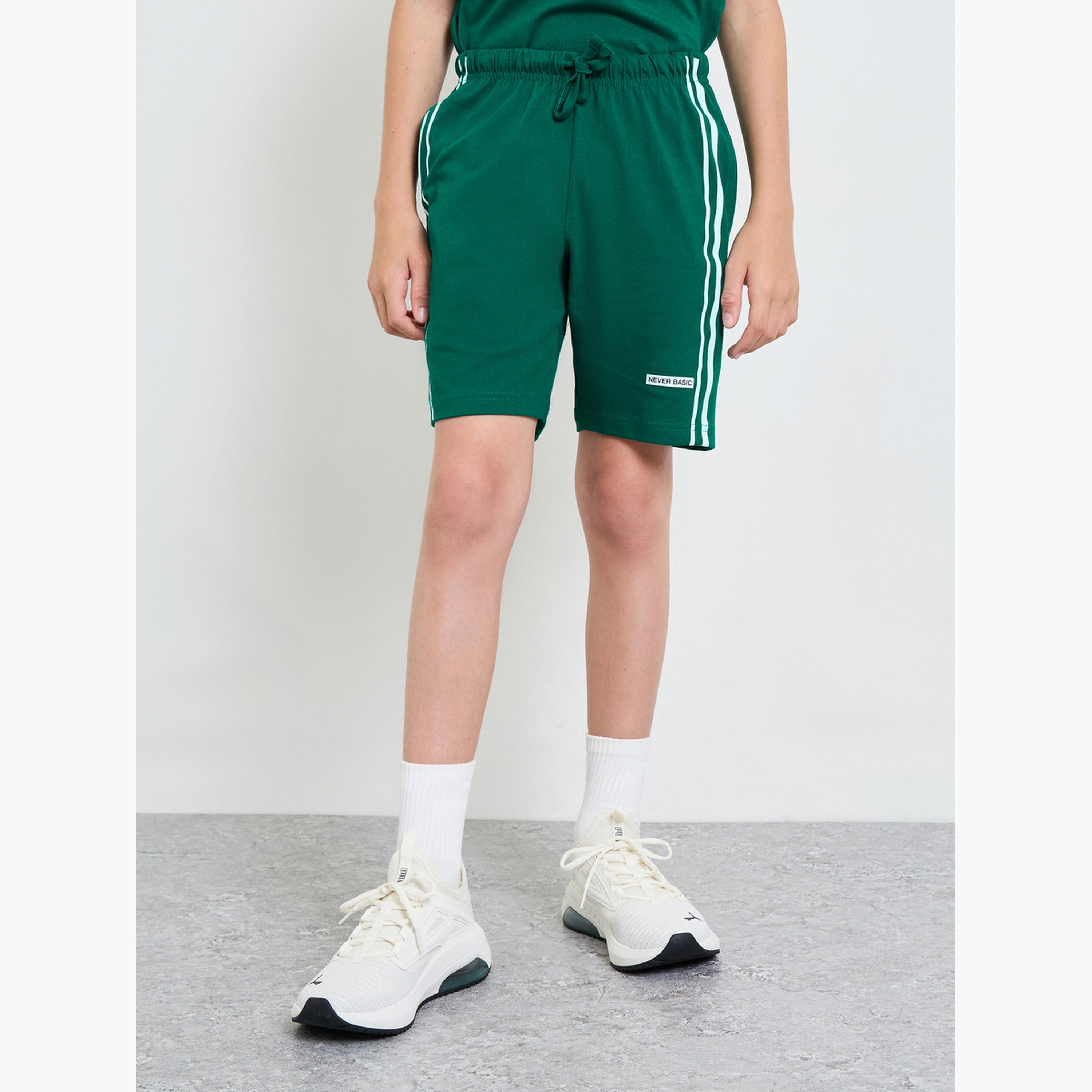 مجموعة من شورت برباط وتيشيرت واسع بأكتاف منسدلة وشريط جانبي-boys-clothing-setsandcoords-image-5