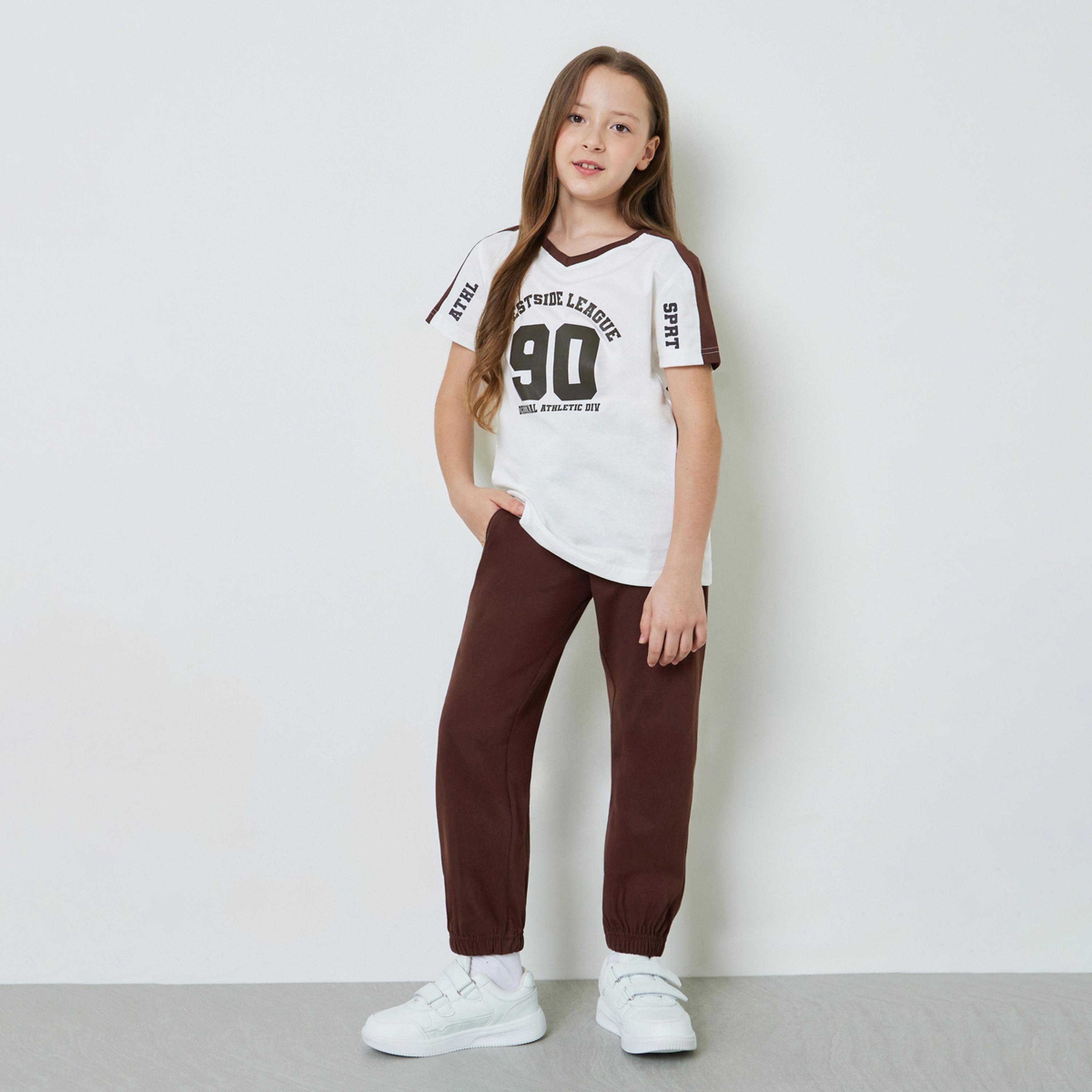 مجموعة من جوغر بحواف مطاطية وتيشيرت بأجزاء متباينة للبنات-girls-clothing-setsandcoords-image-1