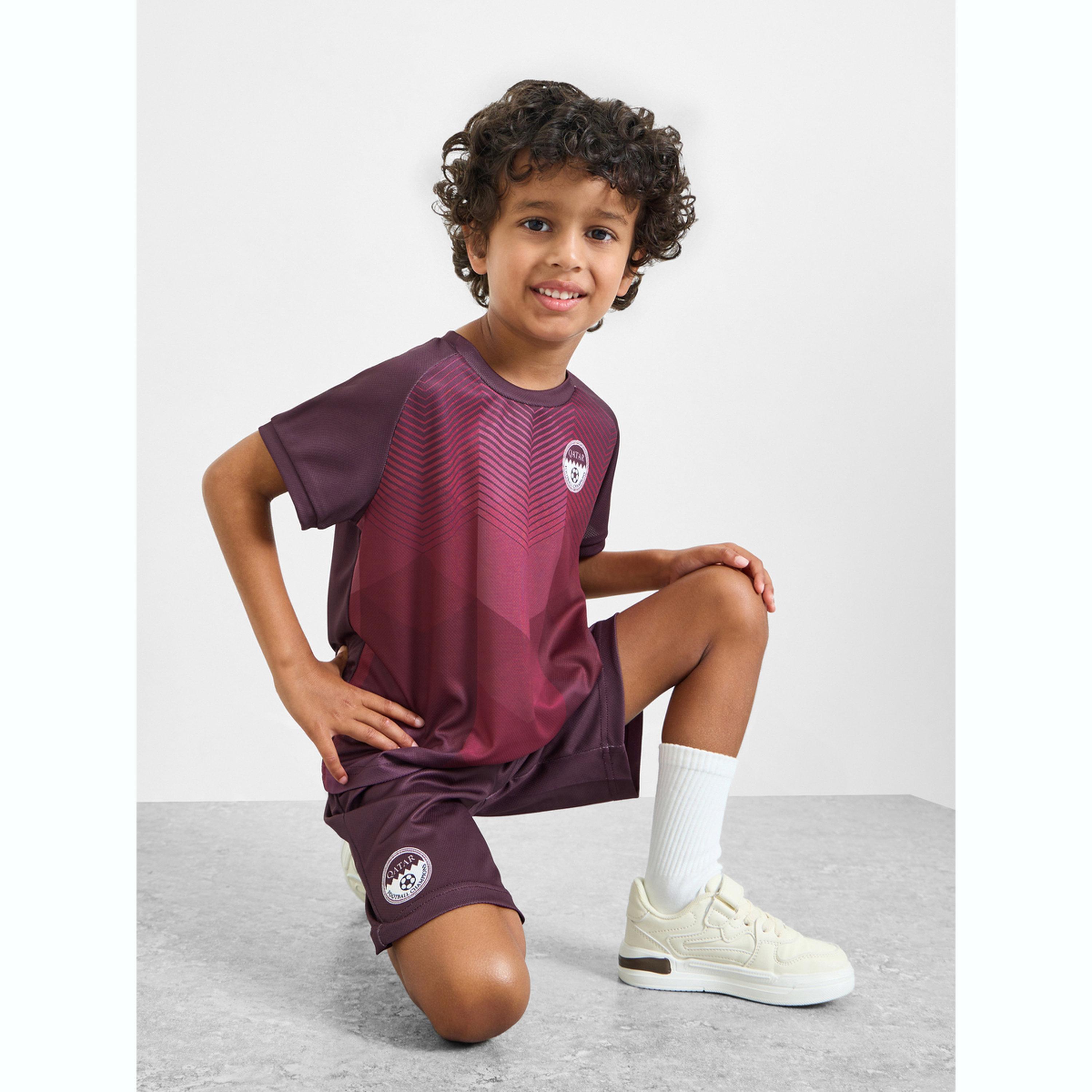 مجموعة من شورت وتيشيرت جيرسي بطبعات قطر مستوحاة من كرة القدم-boys-clothing-sportswear-sets-image-3