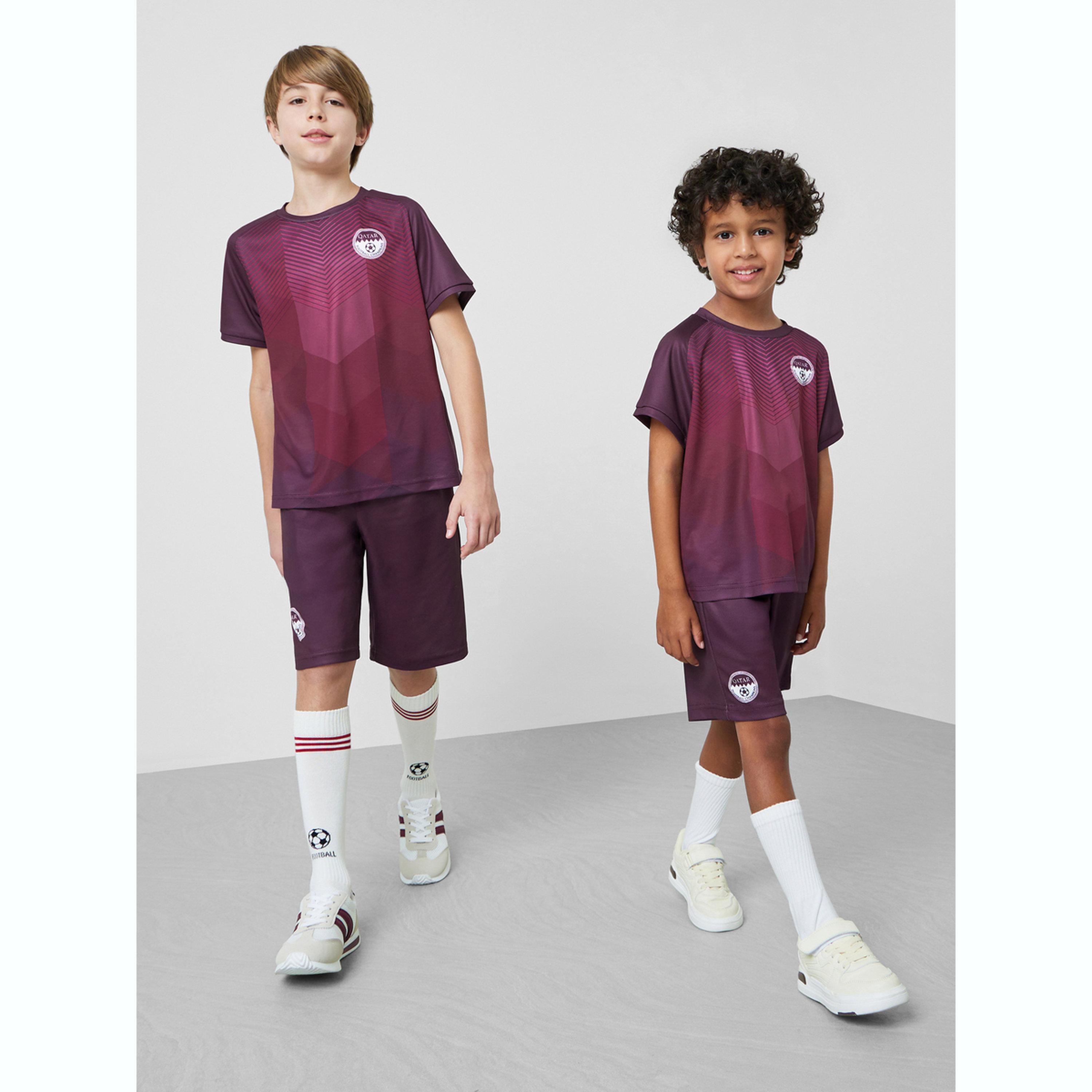 مجموعة من شورت وتيشيرت جيرسي بطبعات قطر مستوحاة من كرة القدم-boys-clothing-sportswear-sets-image-7