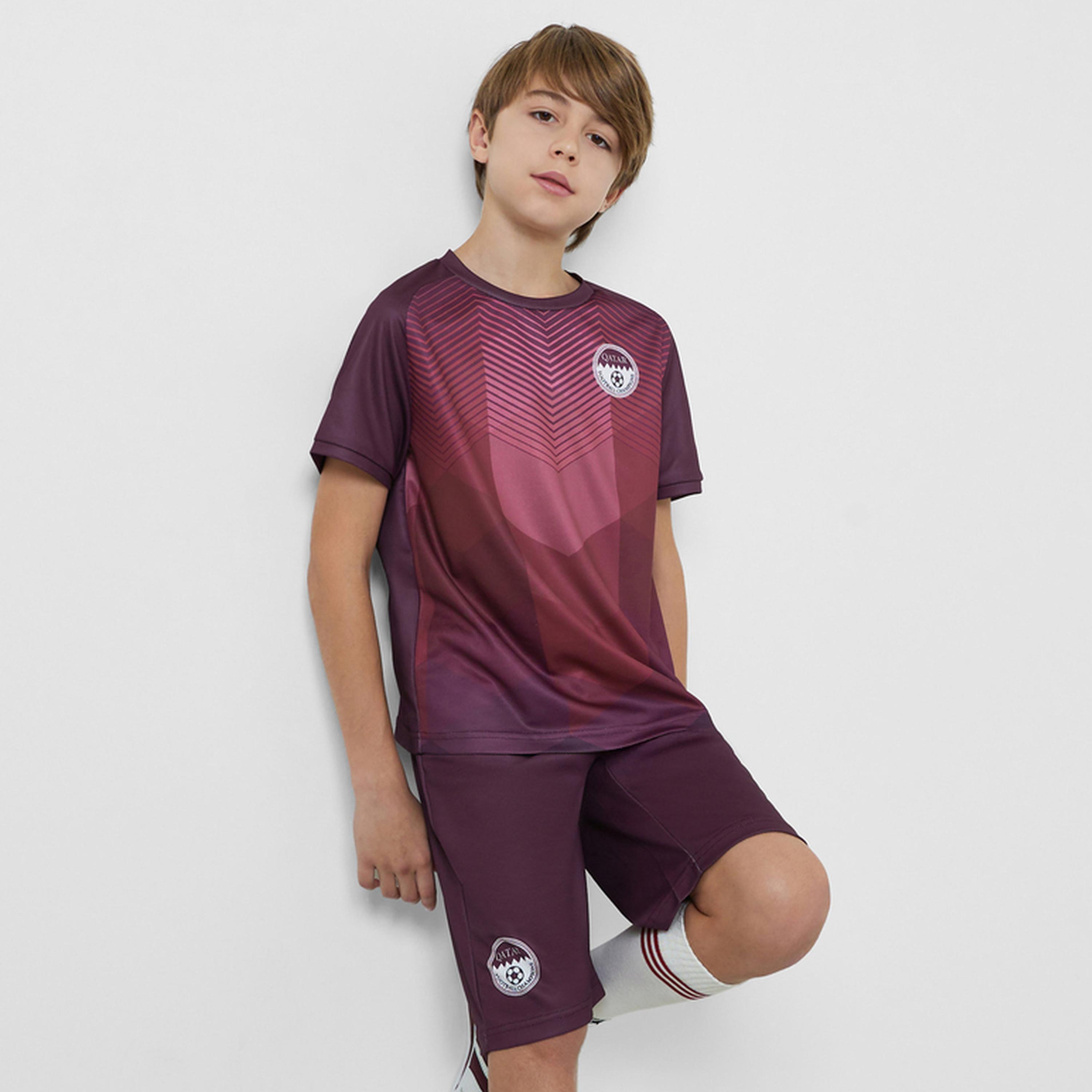مجموعة من شورت وتيشيرت جيرسي بطبعات قطر مستوحاة من كرة القدم-boys-clothing-setsandcoords-image-1
