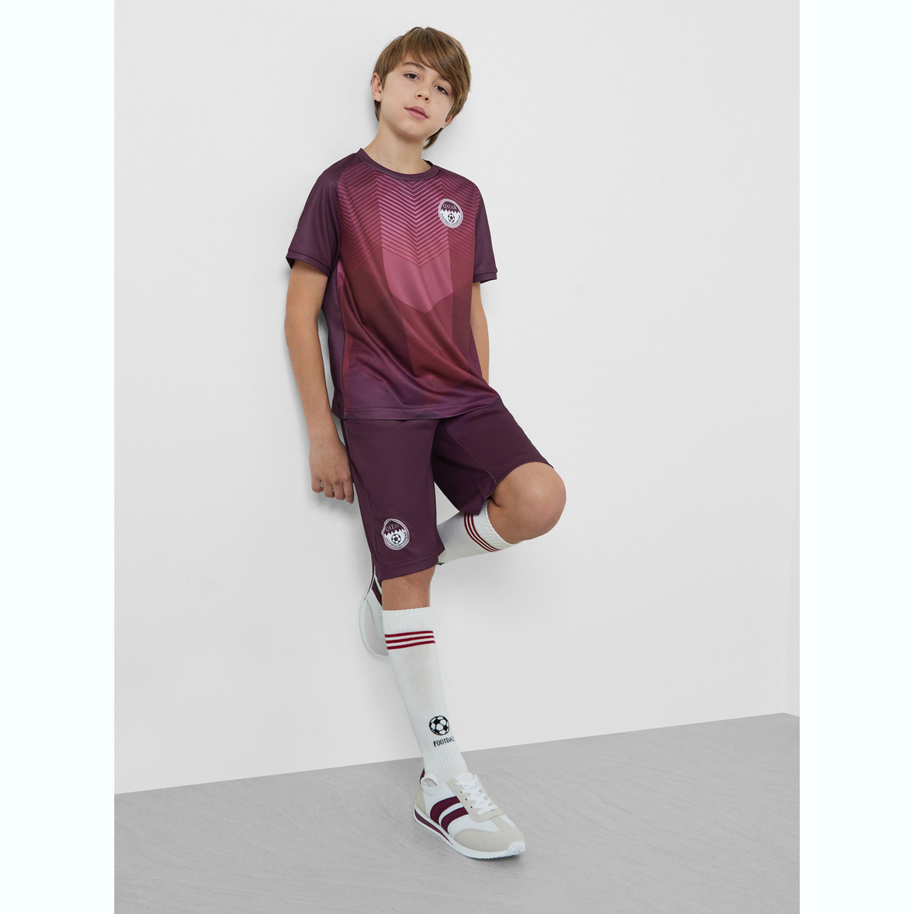 مجموعة من شورت وتيشيرت جيرسي بطبعات قطر مستوحاة من كرة القدم-boys-clothing-setsandcoords-image-2