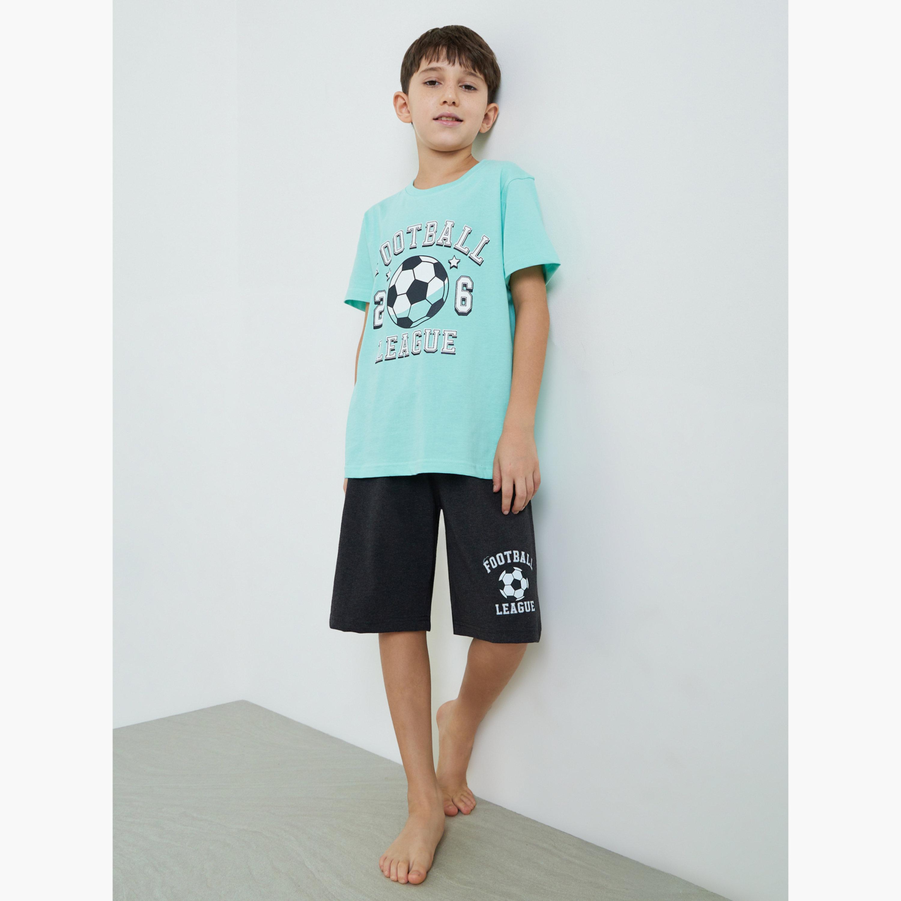 طقم بيجاما من شورت بتفاصيل جيب وتيشيرت بطبعة جرافيك للأولاد-boys-clothing-nightwear-image-2