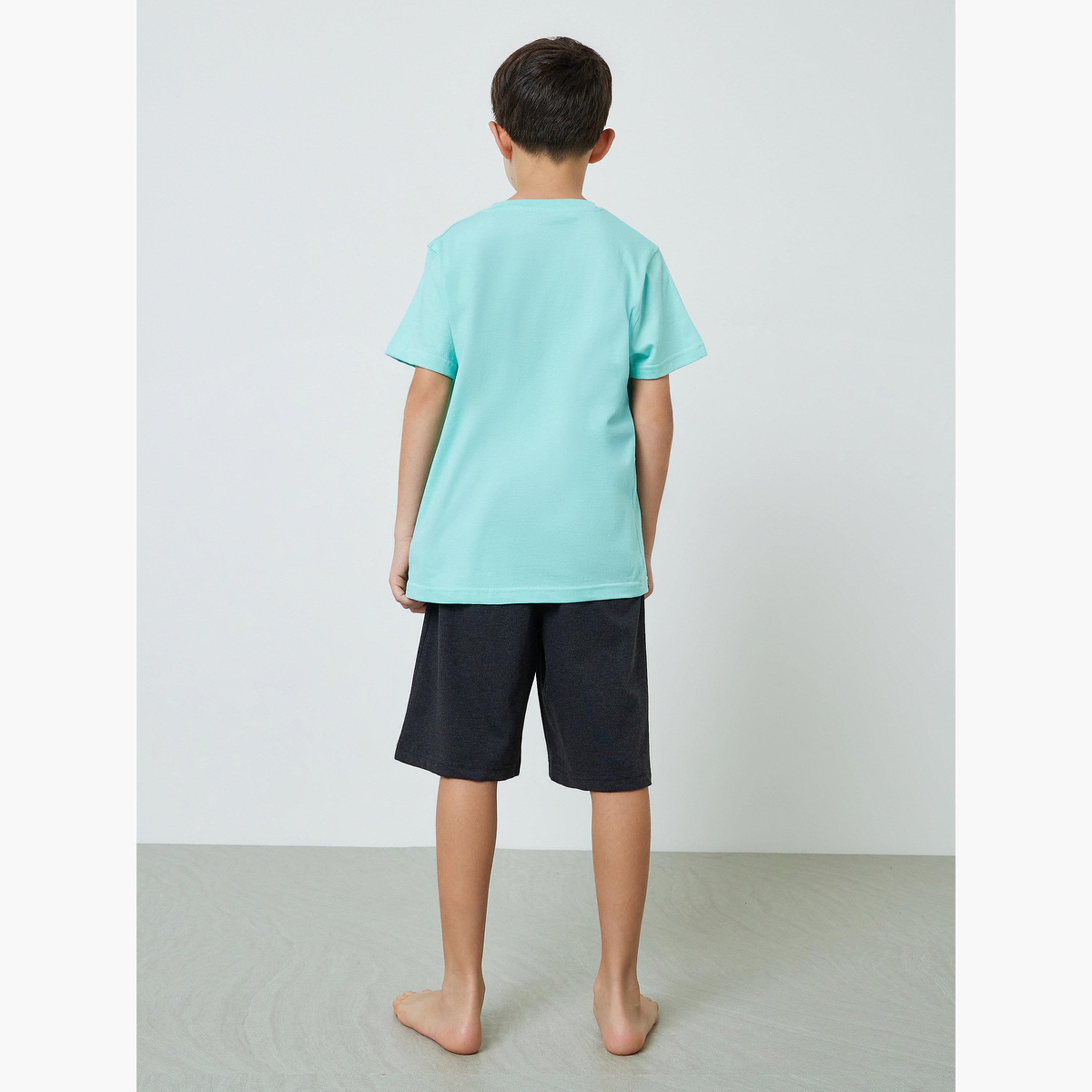 طقم بيجاما من شورت بتفاصيل جيب وتيشيرت بطبعة جرافيك للأولاد-boys-clothing-nightwear-image-4