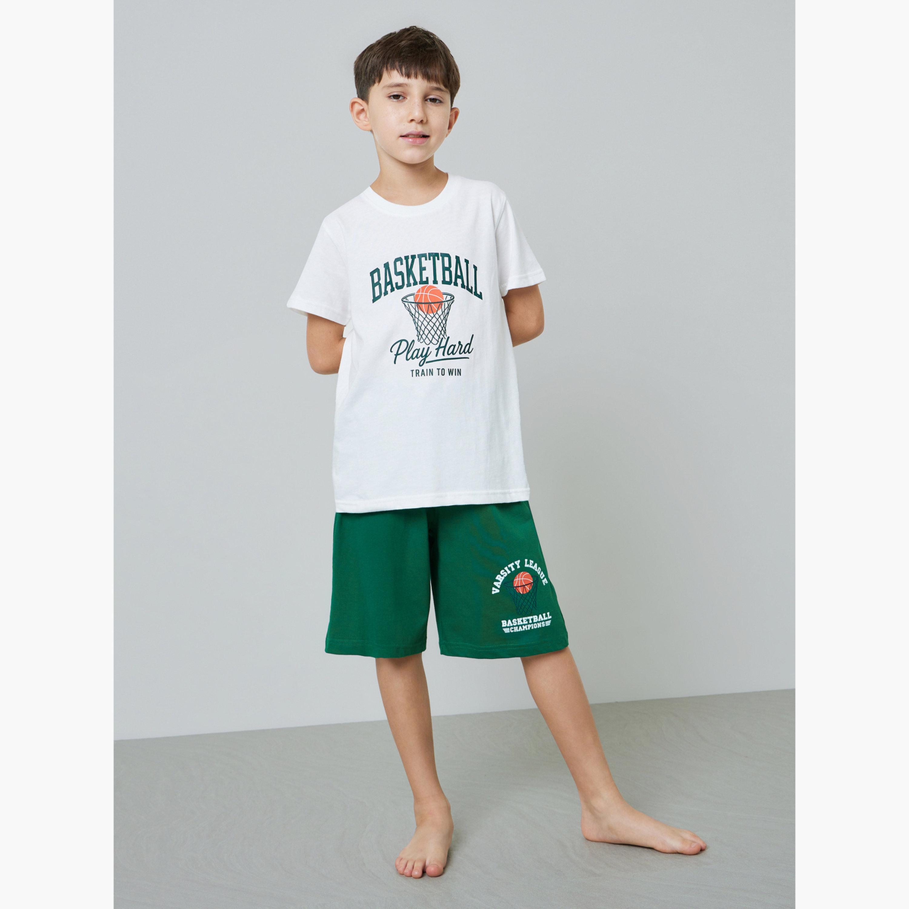 طقم بيجاما من شورت بتفاصيل جيب وتيشيرت بطبعة جرافيك للأولاد-boys-clothing-nightwear-image-2