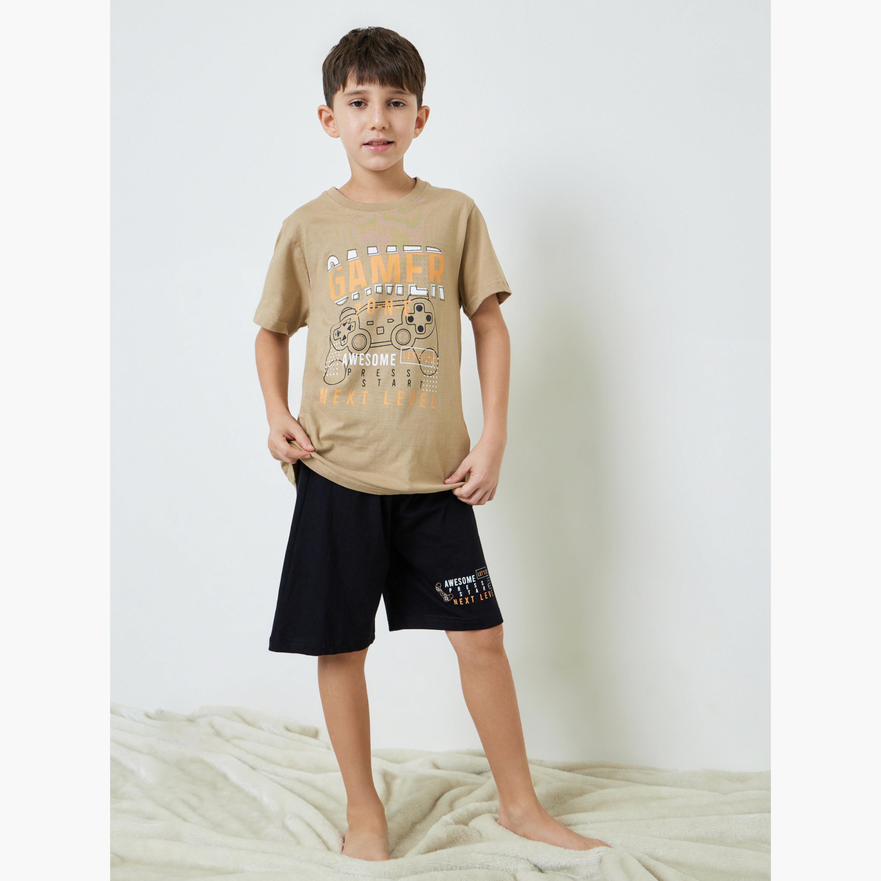 طقم بيجاما من شورت بتفاصيل جيب وتيشيرت بطبعة جرافيك للأولاد-boys-clothing-nightwear-image-2