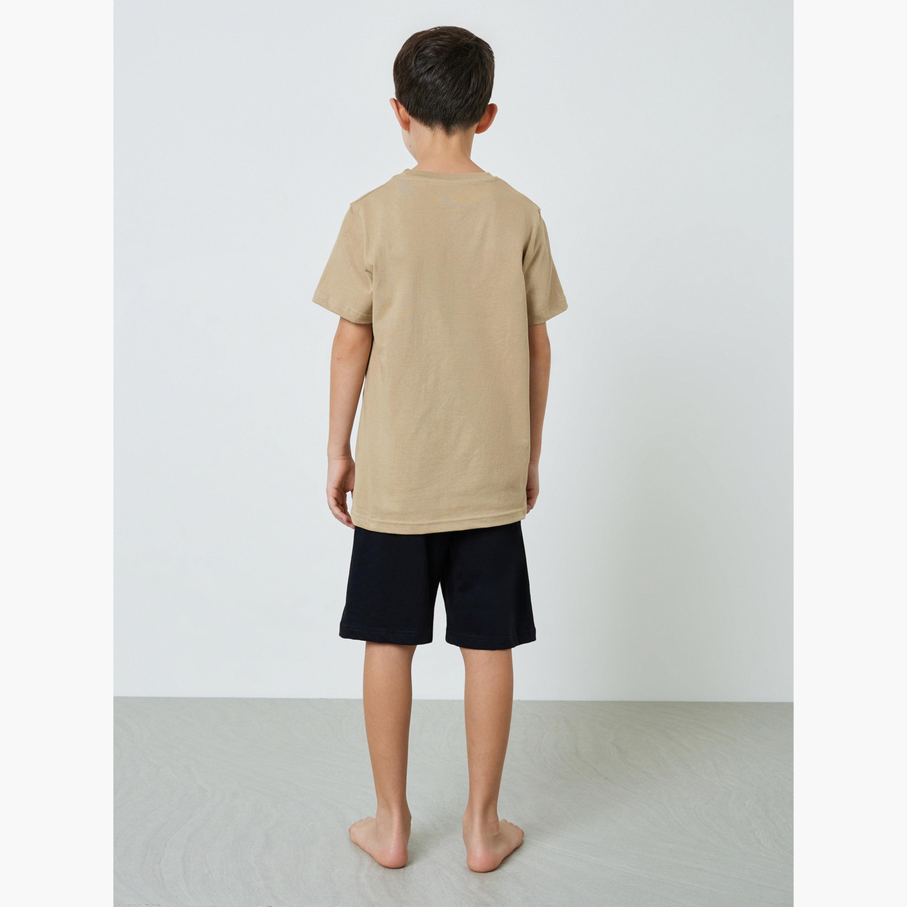 طقم بيجاما من شورت بتفاصيل جيب وتيشيرت بطبعة جرافيك للأولاد-boys-clothing-nightwear-image-4