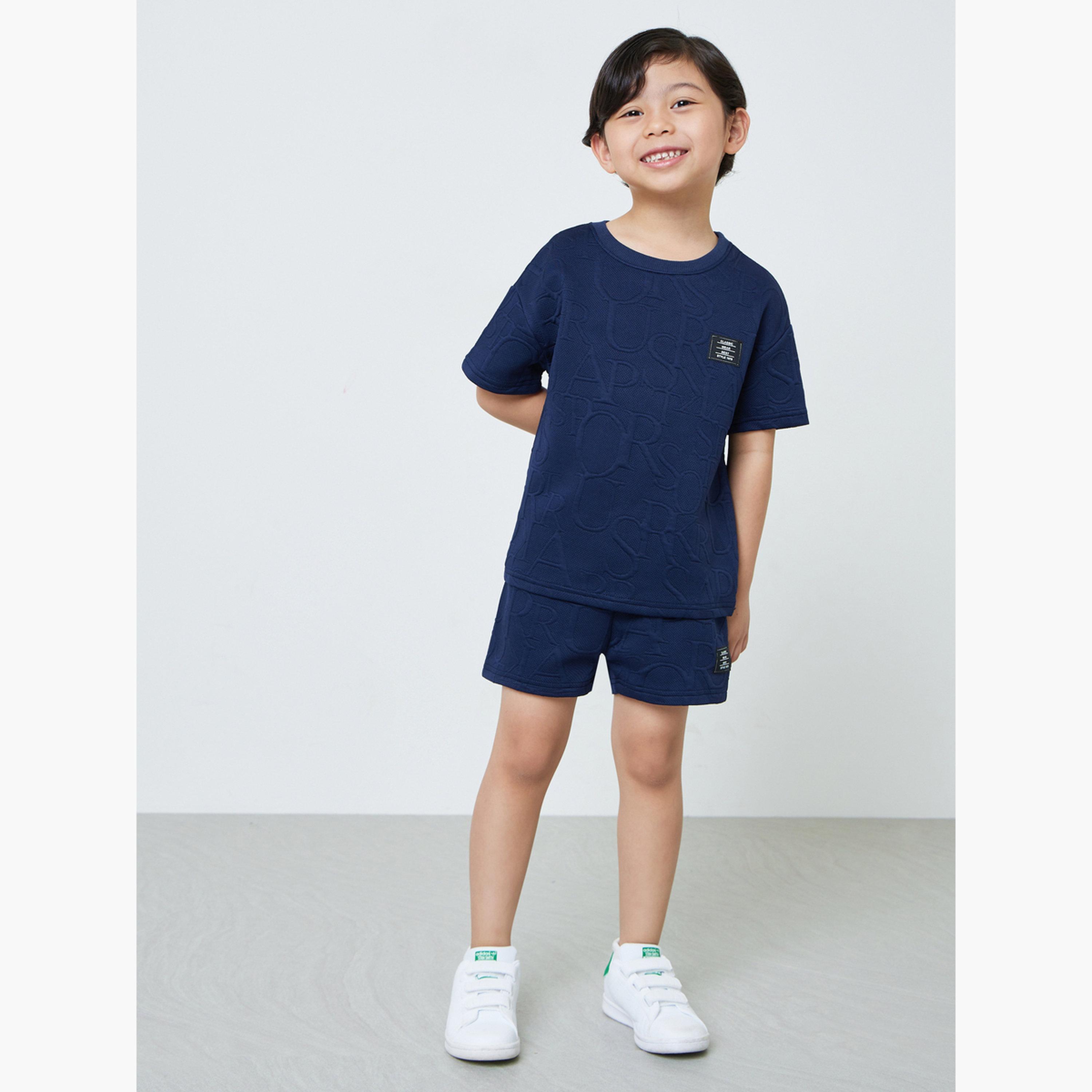 ستايلي - طقم تيشيرت وشورت للأولاد باللون الأزرق الداكن بتفاصيل بارزة-boys-clothing-setsandcoords-image-2