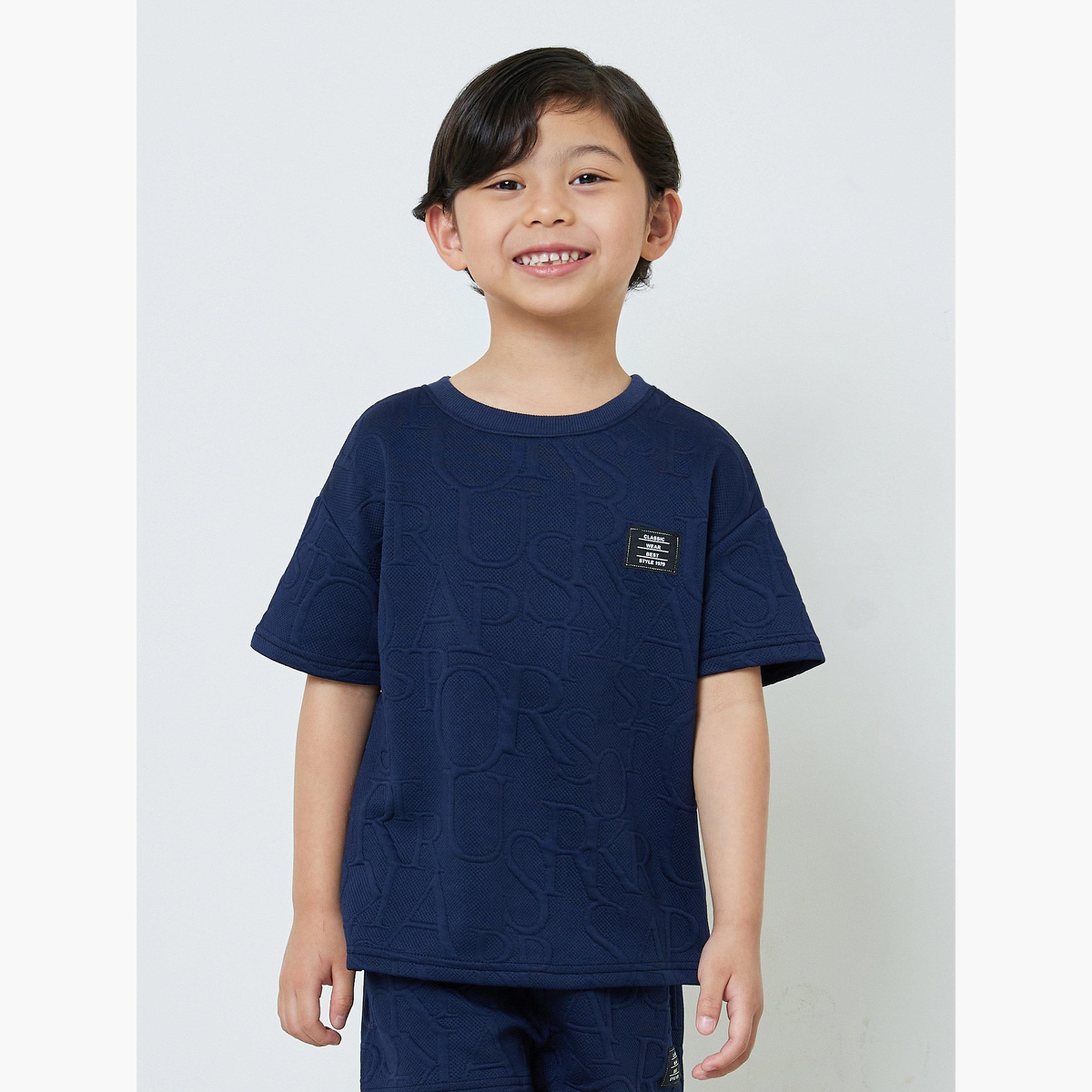 ستايلي - طقم تيشيرت وشورت للأولاد باللون الأزرق الداكن بتفاصيل بارزة-boys-clothing-setsandcoords-image-3