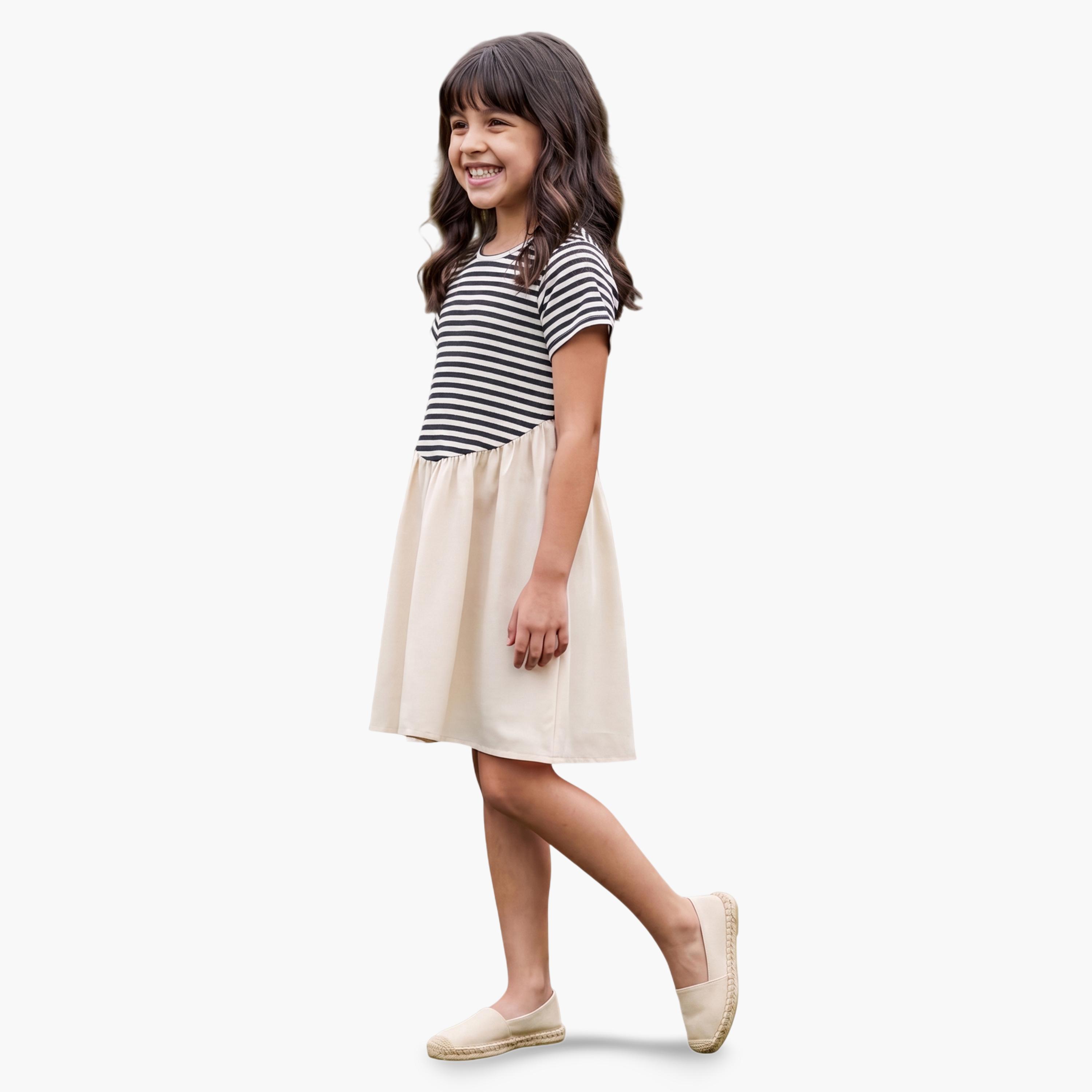 غلوبس × ستايلي - فستان قصير أبيض مخطط للبنات، بياقة دائرية وتفاصيل مكشكشة-girls-clothing-dressesandjumpsuits-image-2
