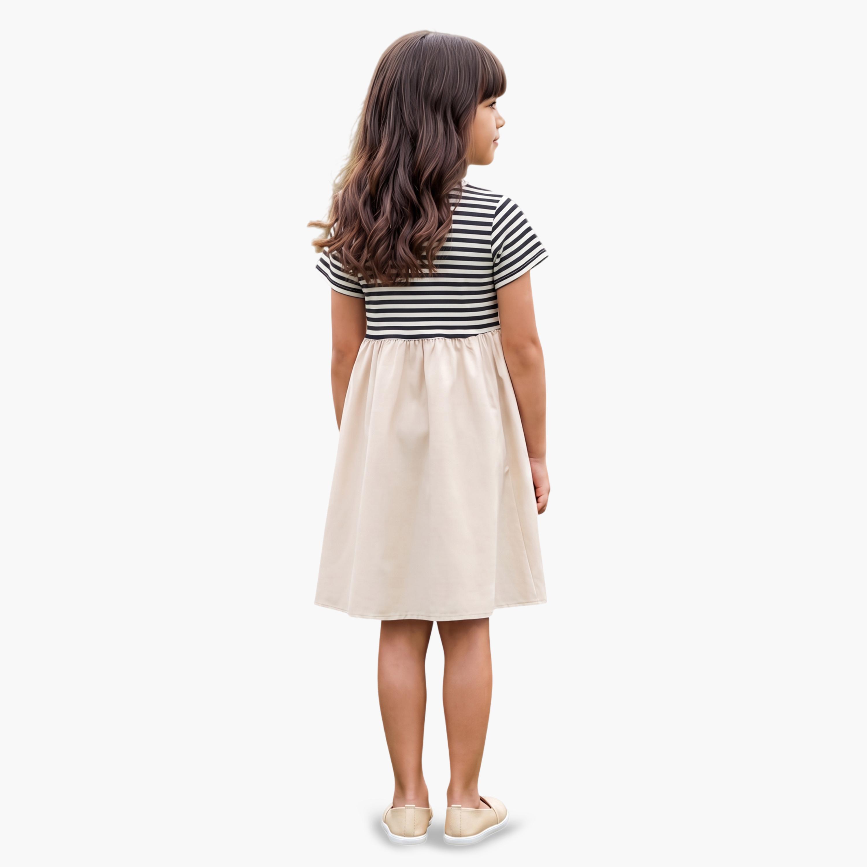 غلوبس × ستايلي - فستان قصير أبيض مخطط للبنات، بياقة دائرية وتفاصيل مكشكشة-girls-clothing-dressesandjumpsuits-image-3