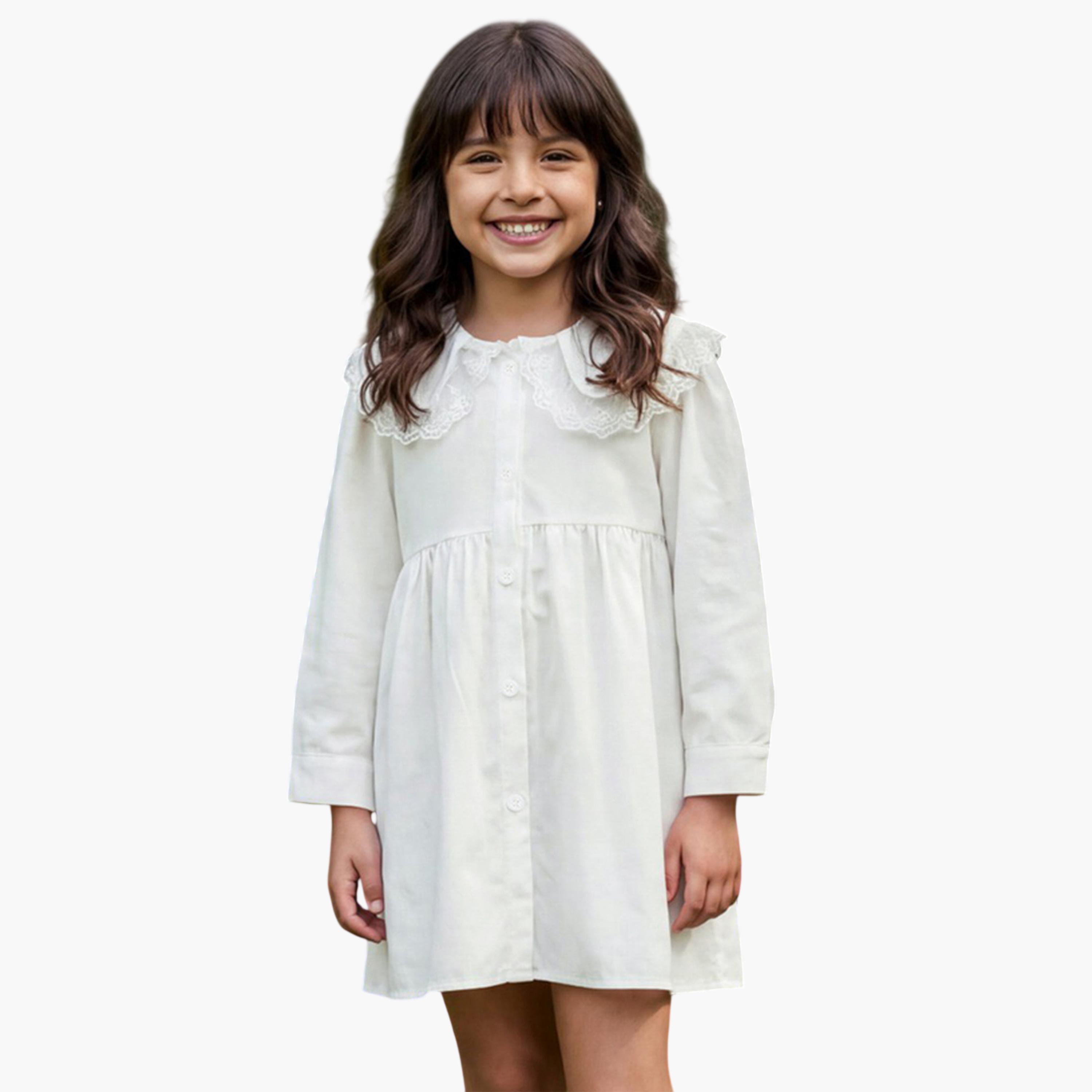 غلوبس × ستايلي - فستان قصير أبيض للبنات، بياقة بيتر بان وتطريز دانتيل-girls-clothing-dressesandjumpsuits-image-1
