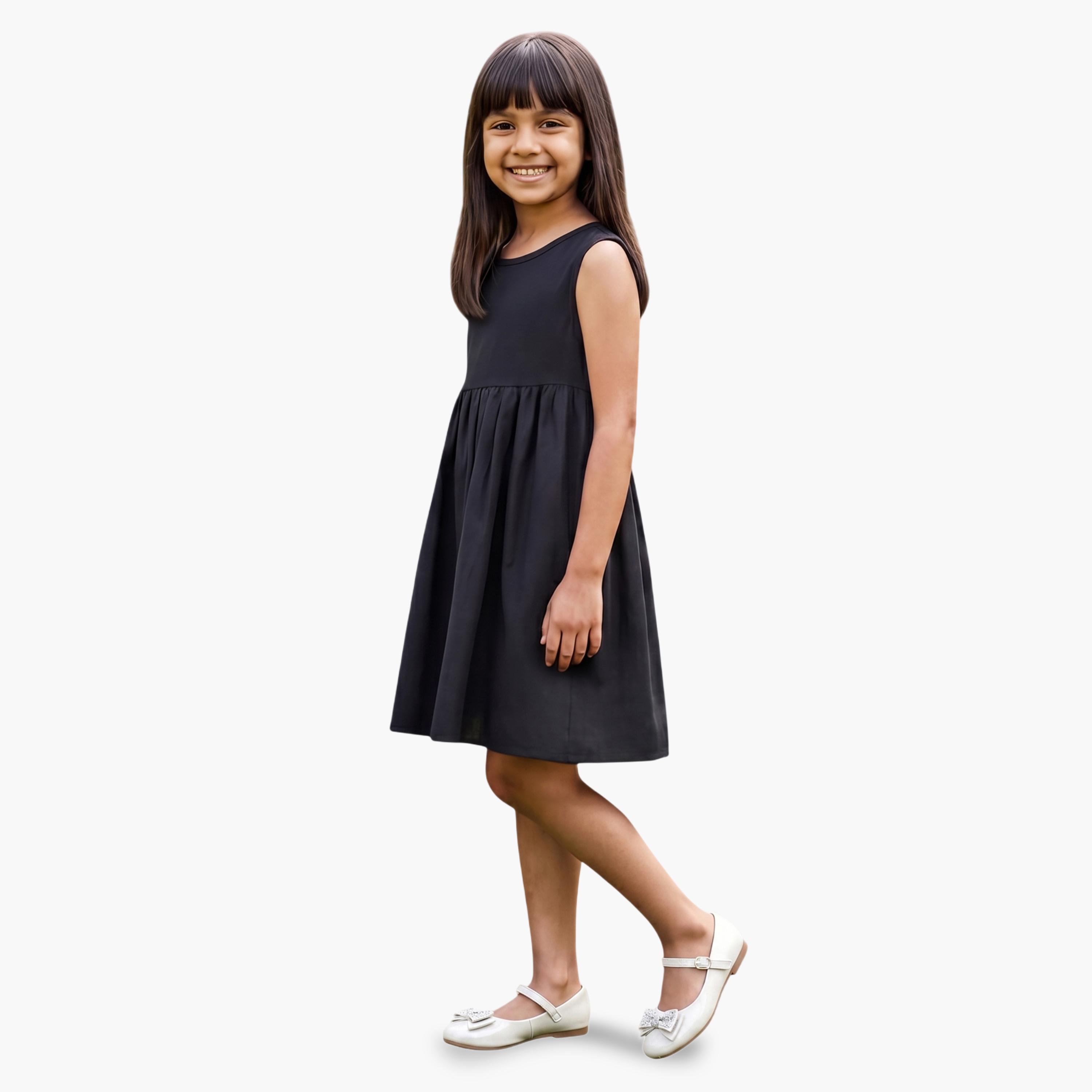 غلوبس × ستايلي - فستان قصير أسود للبنات، بياقة دائرية وبدون أكمام، بتفاصيل مكشكشة-girls-clothing-dressesandjumpsuits-image-2