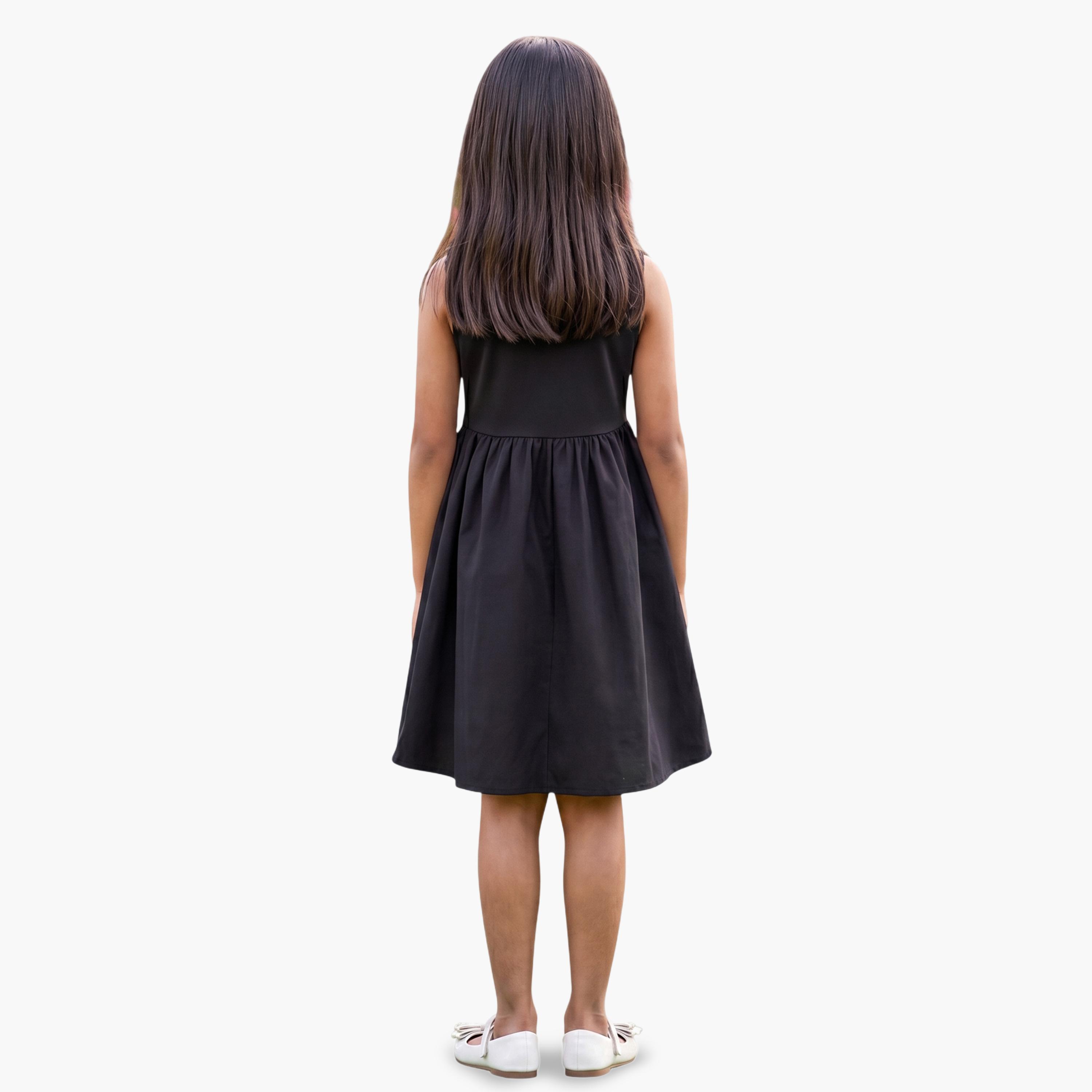 غلوبس × ستايلي - فستان قصير أسود للبنات، بياقة دائرية وبدون أكمام، بتفاصيل مكشكشة-girls-clothing-dressesandjumpsuits-image-3