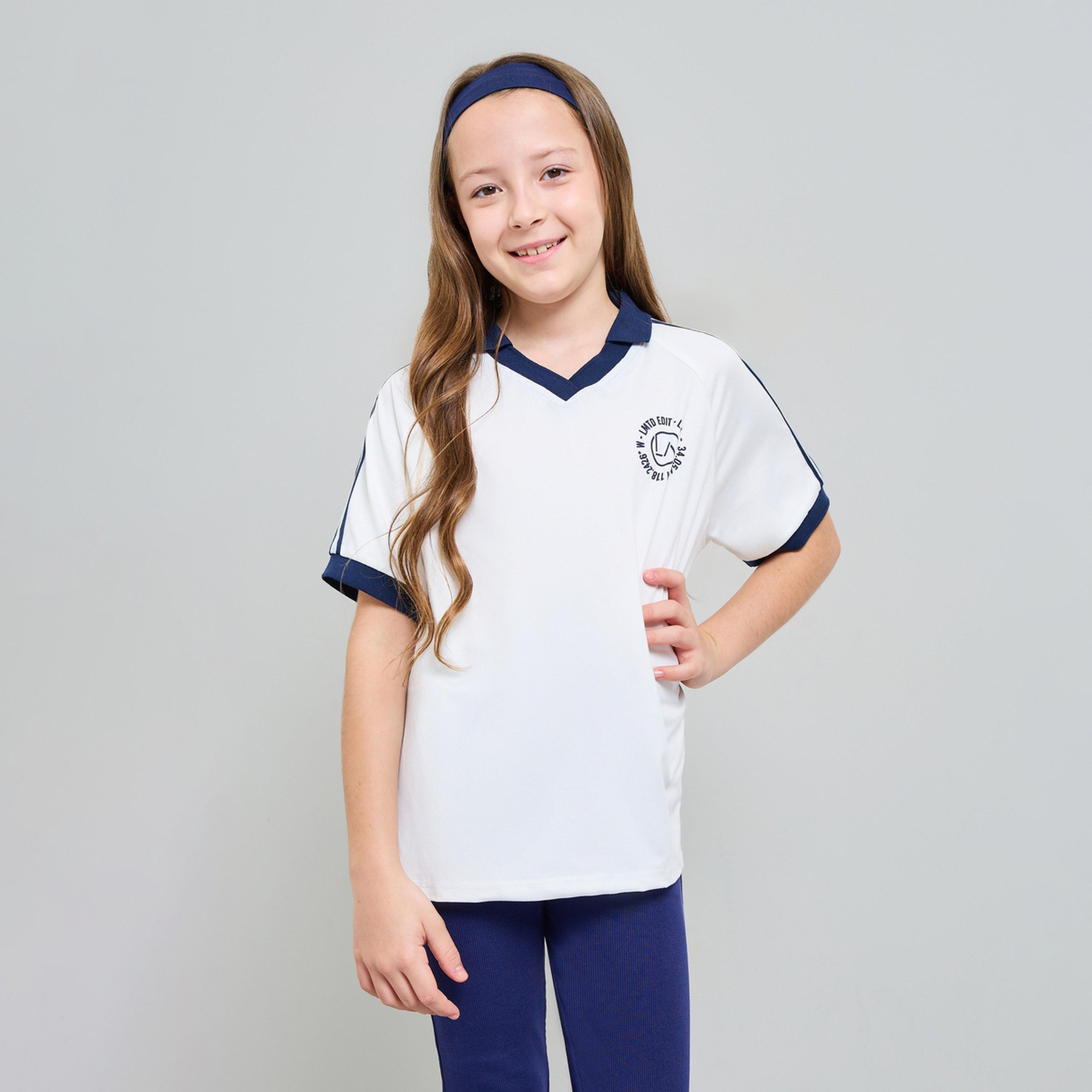 V تيشيرت بأكمام مخططة وطبعة شعار بياقة-girls-clothing-tshirts-image-1