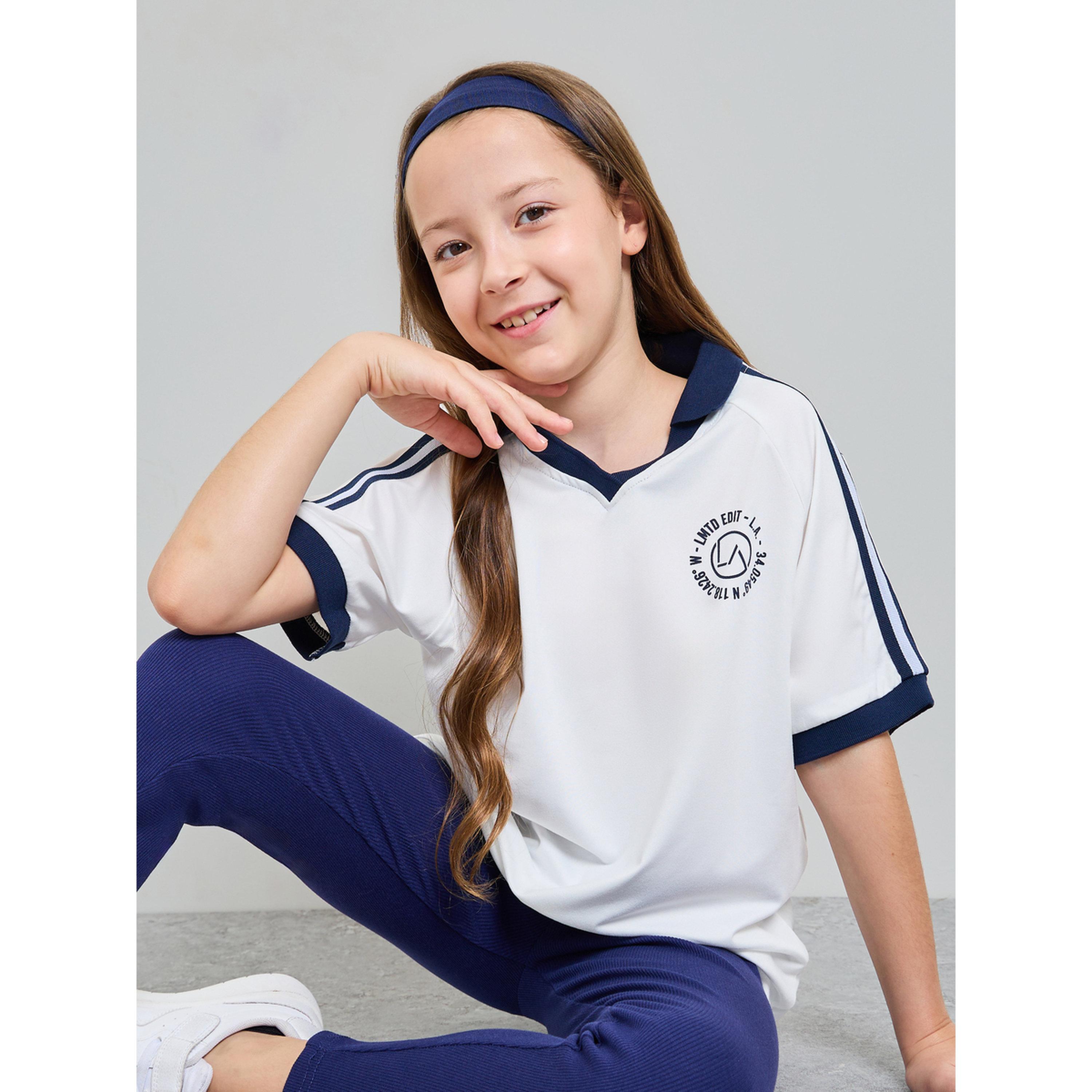 V تيشيرت بأكمام مخططة وطبعة شعار بياقة-girls-clothing-tshirts-image-3