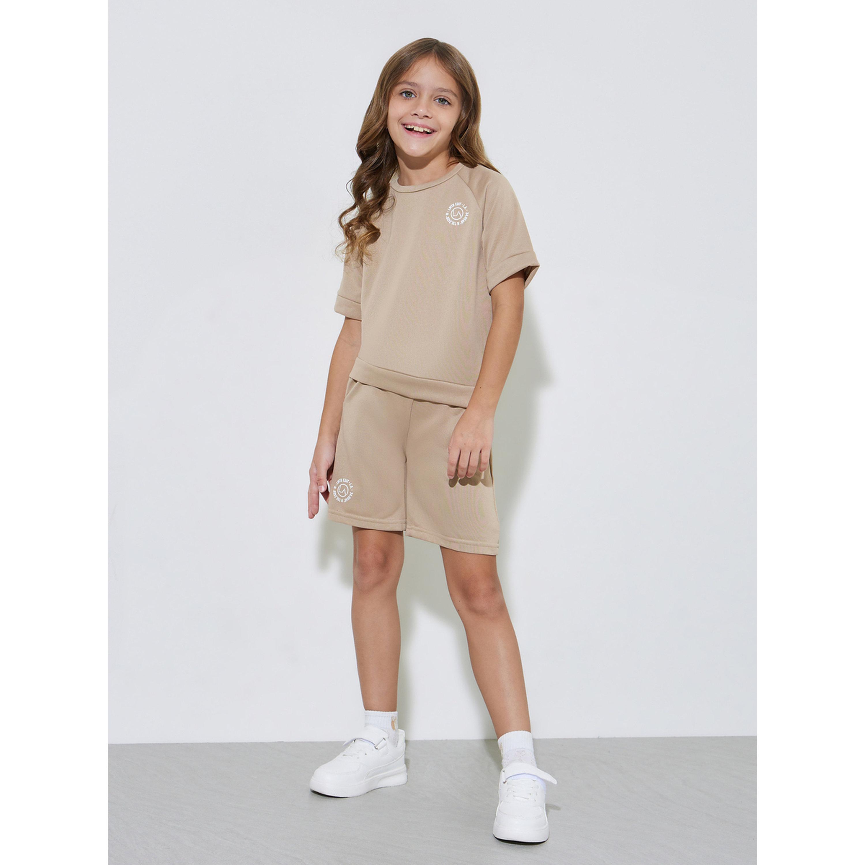مجموعة من شورت وتيشيرت مطبوع بأكمام راجلان للبنات باللون البيج-girls-clothing-setsandcoords-image-2