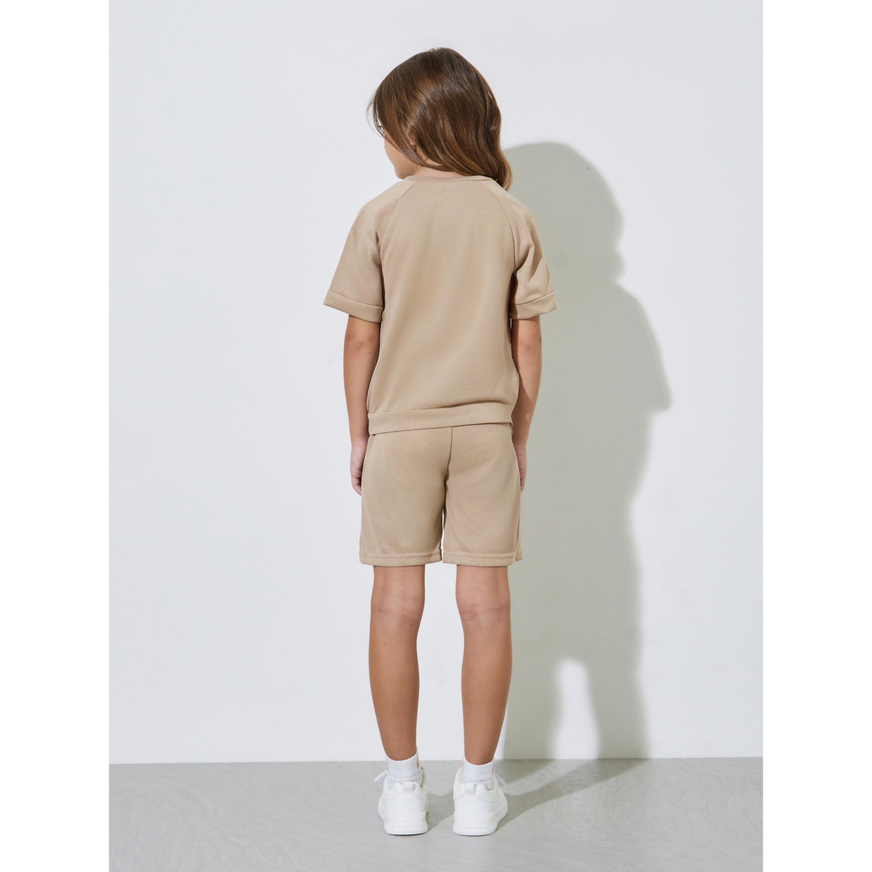 مجموعة من شورت وتيشيرت مطبوع بأكمام راجلان للبنات باللون البيج-girls-clothing-setsandcoords-image-4