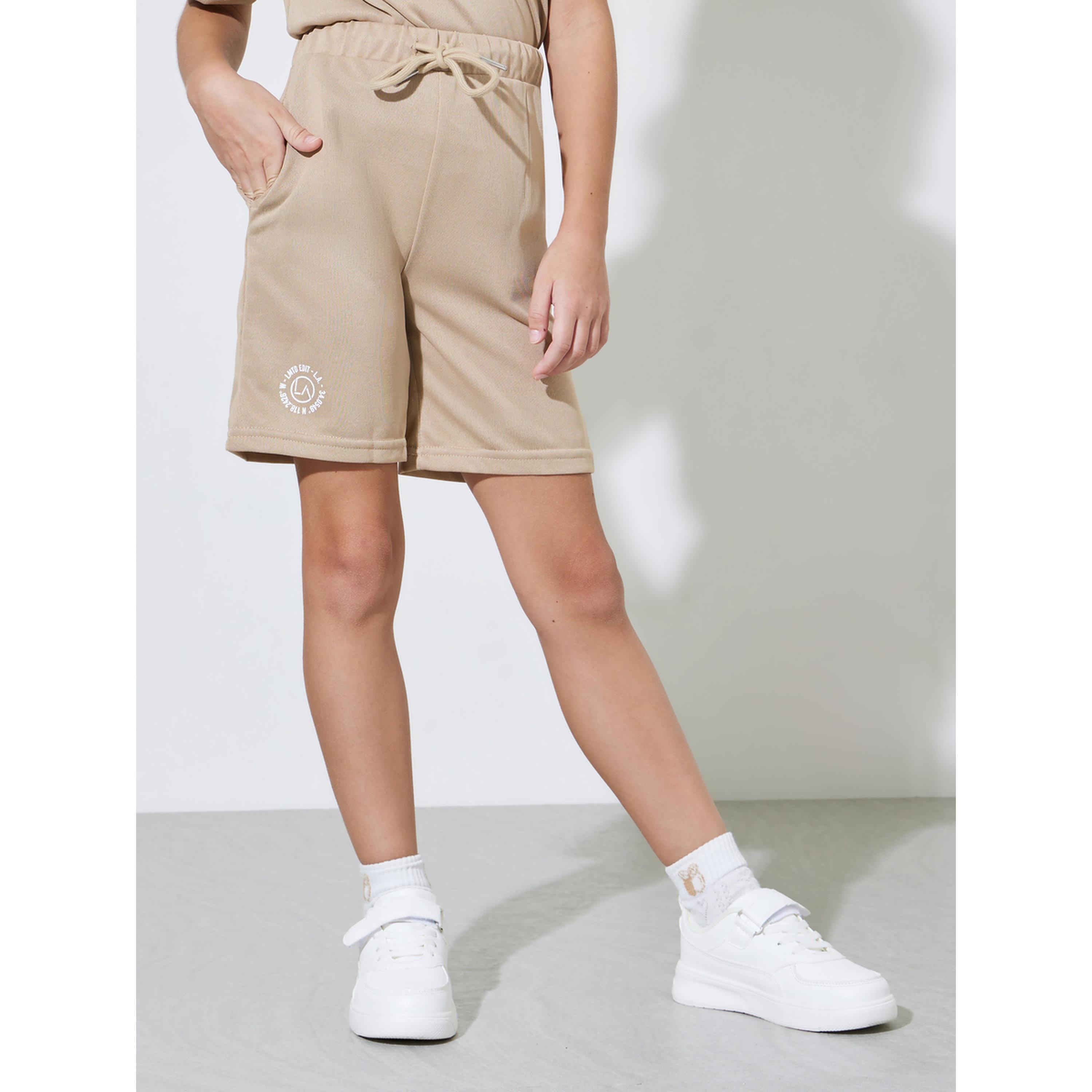 مجموعة من شورت وتيشيرت مطبوع بأكمام راجلان للبنات باللون البيج-girls-clothing-setsandcoords-image-5
