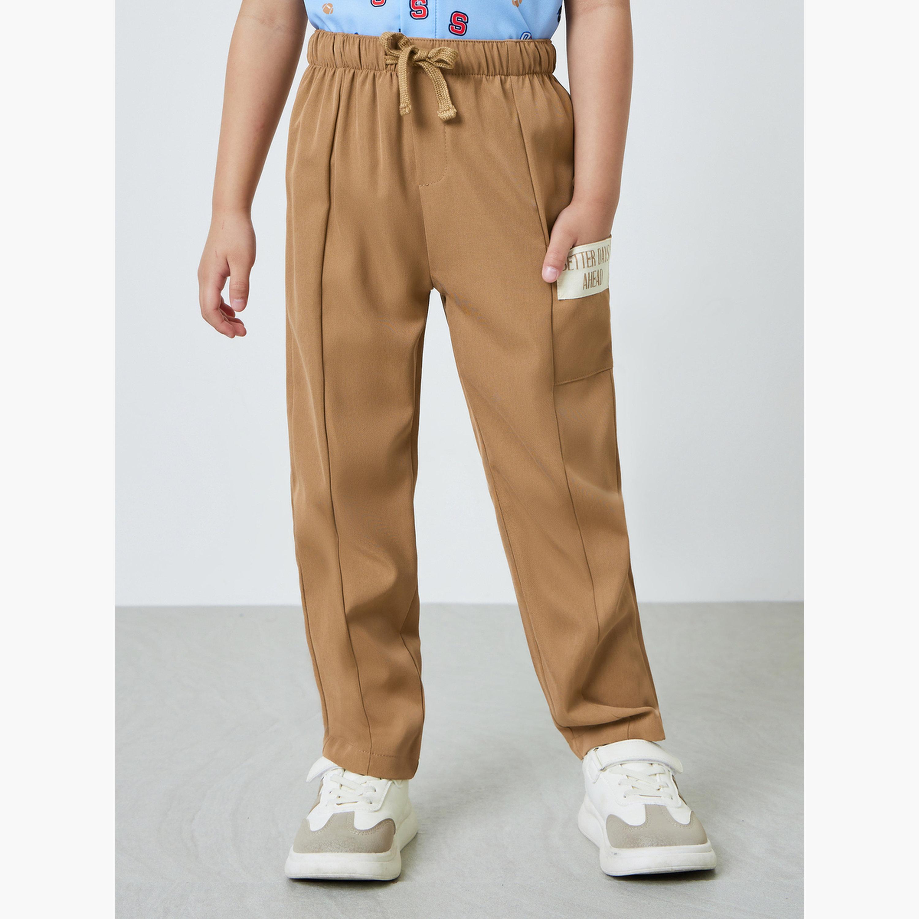 ستايلي - بنطال بيج للأولاد مزين بشعار وحزام خصر برباط-boys-clothing-bottoms-joggersandtrackpants-image-1