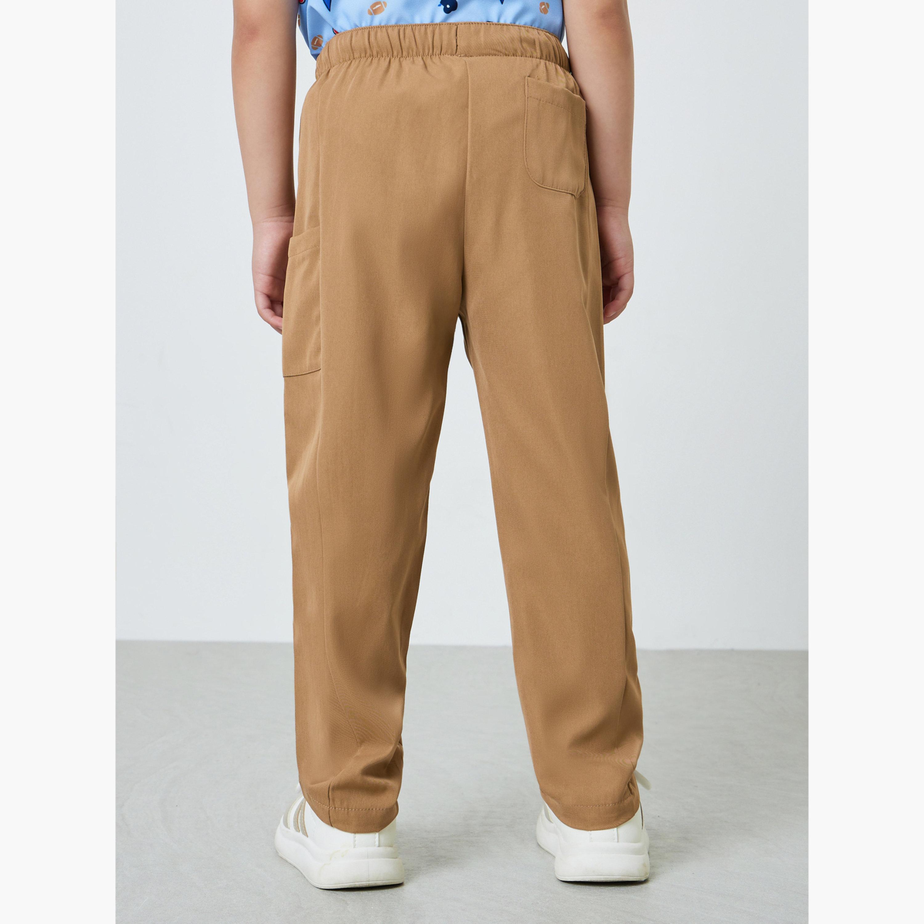 ستايلي - بنطال بيج للأولاد مزين بشعار وحزام خصر برباط-boys-clothing-bottoms-joggersandtrackpants-image-4