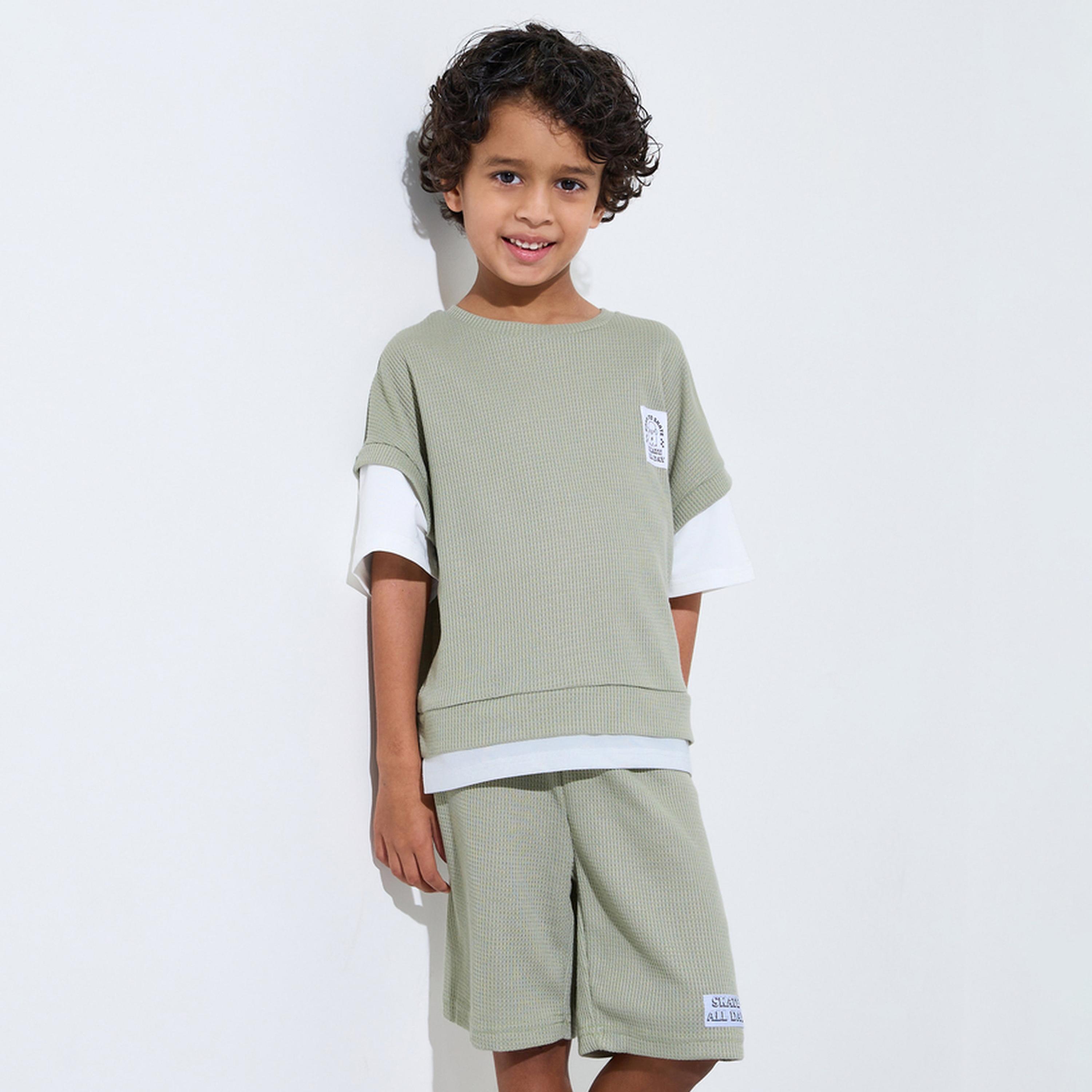 مجموعة من شورت وتيشيرت واسع محبوك بتفاصيل رقع للأولاد-boys-clothing-setsandcoords-image-1