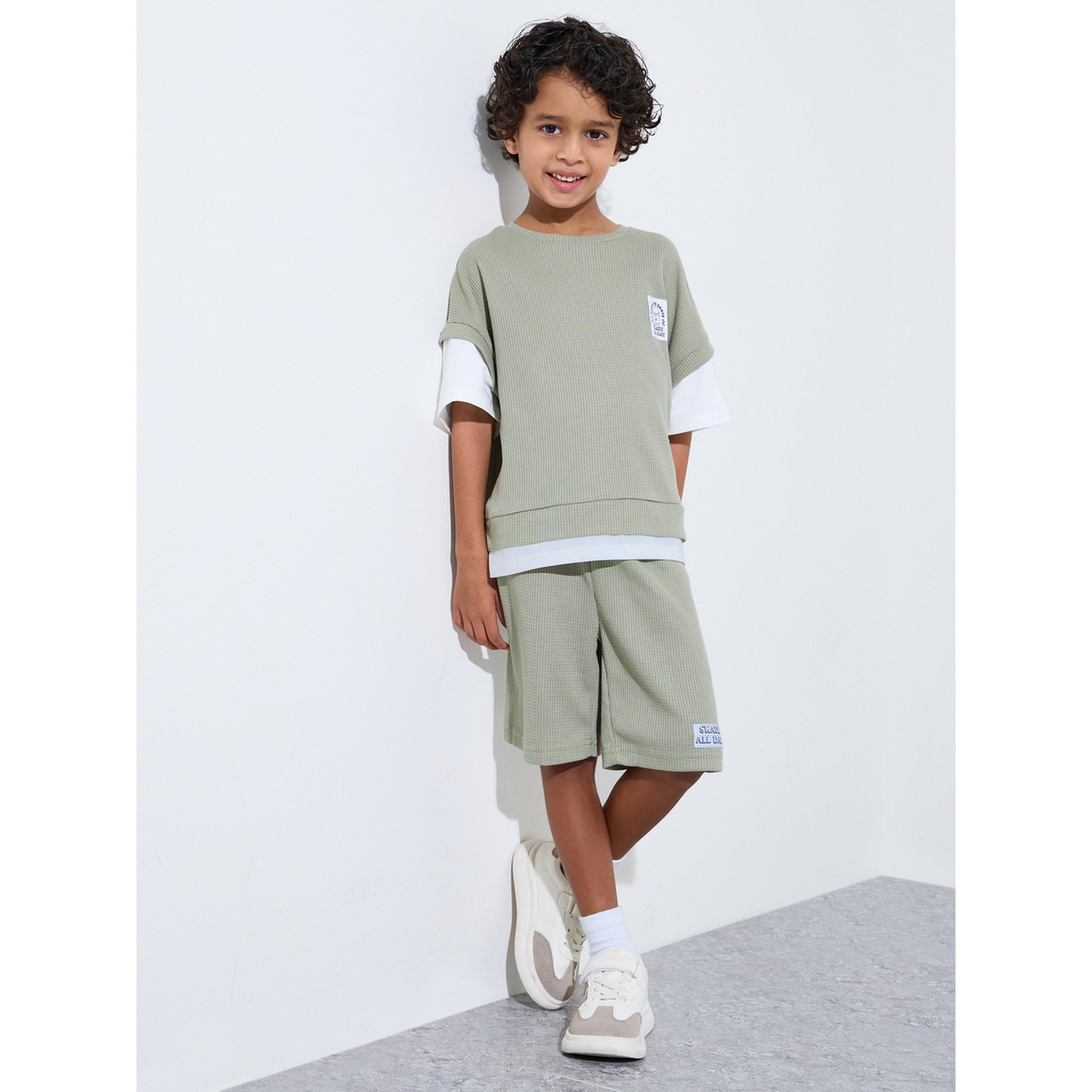 مجموعة من شورت وتيشيرت واسع محبوك بتفاصيل رقع للأولاد-boys-clothing-setsandcoords-image-2