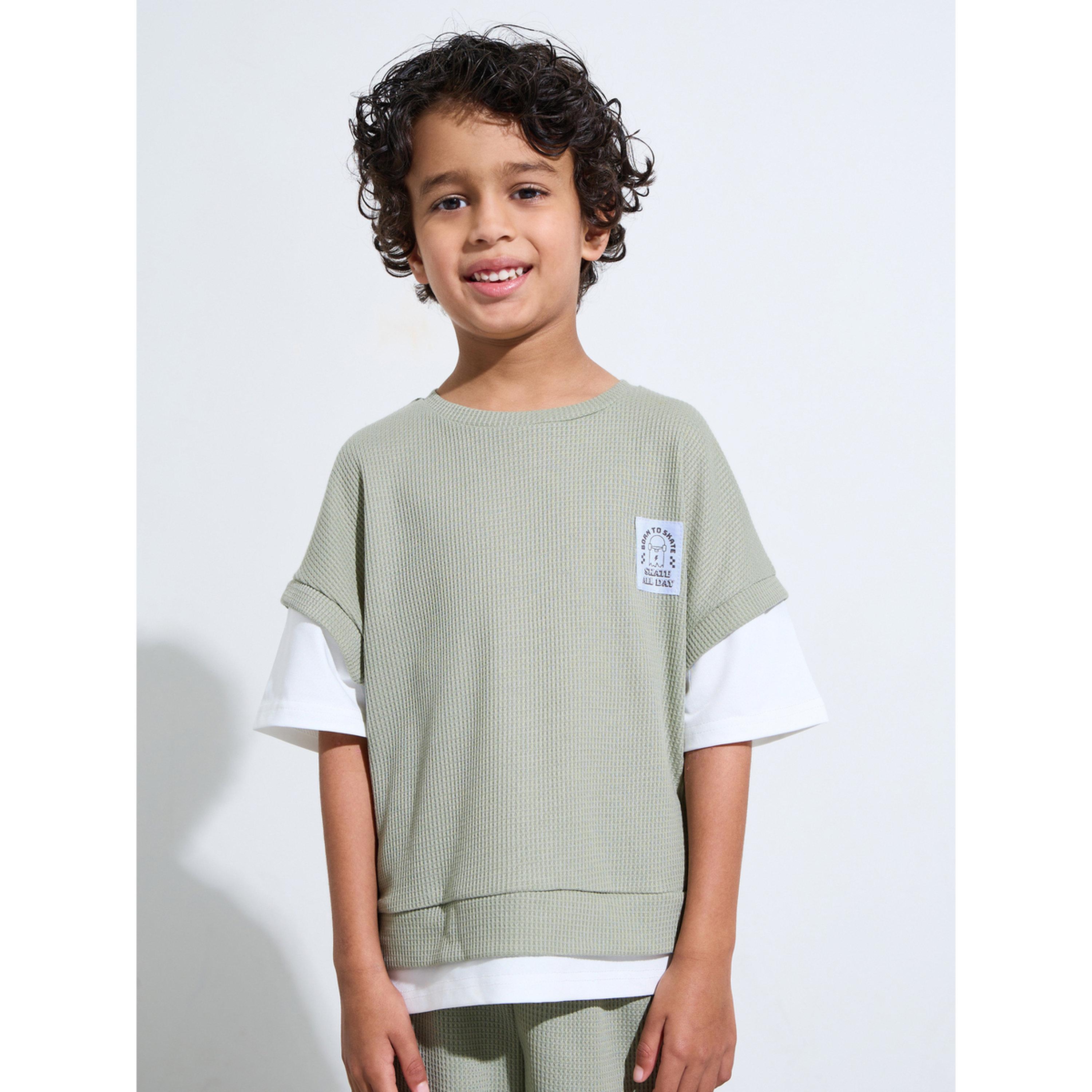 مجموعة من شورت وتيشيرت واسع محبوك بتفاصيل رقع للأولاد-boys-clothing-setsandcoords-image-3
