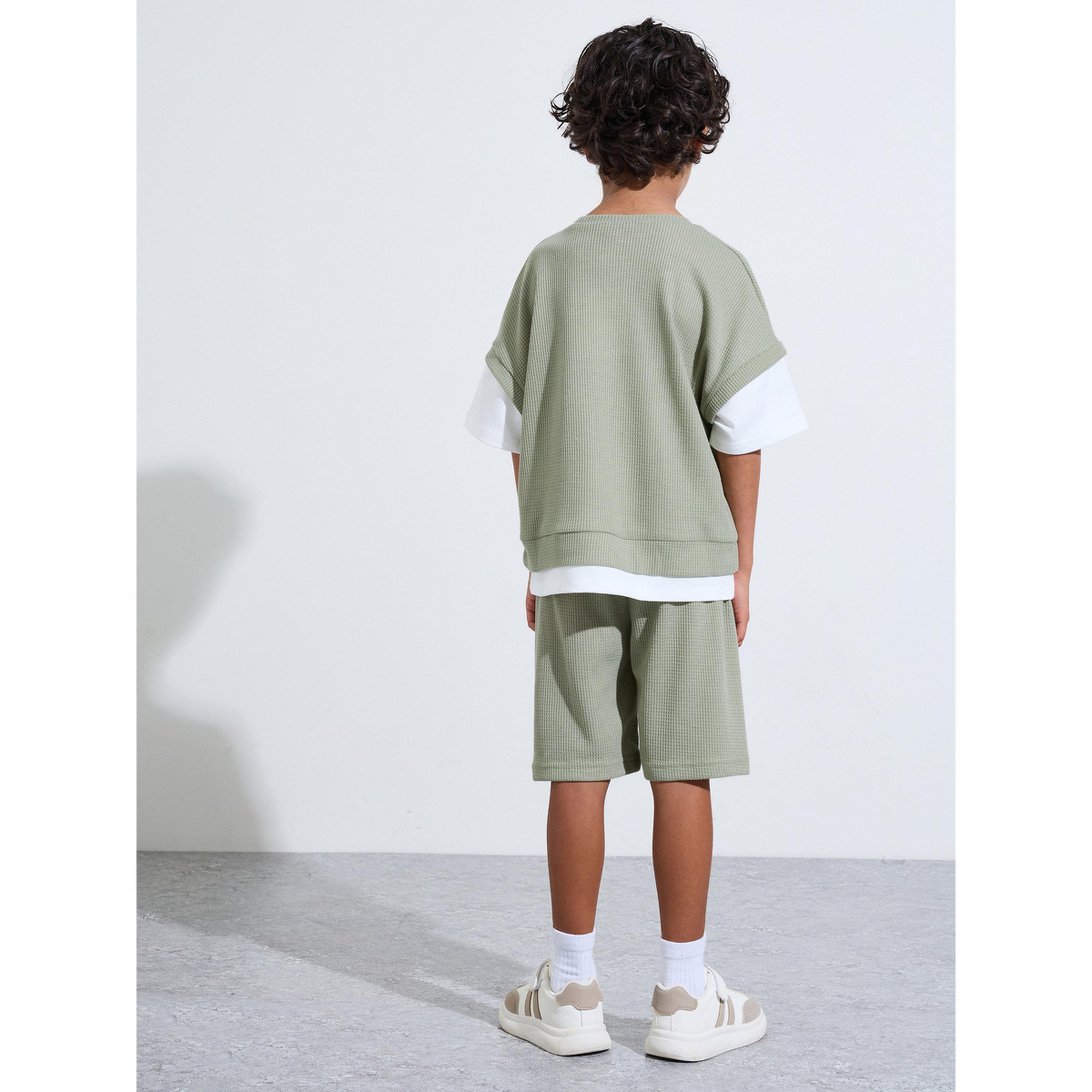 مجموعة من شورت وتيشيرت واسع محبوك بتفاصيل رقع للأولاد-boys-clothing-setsandcoords-image-4