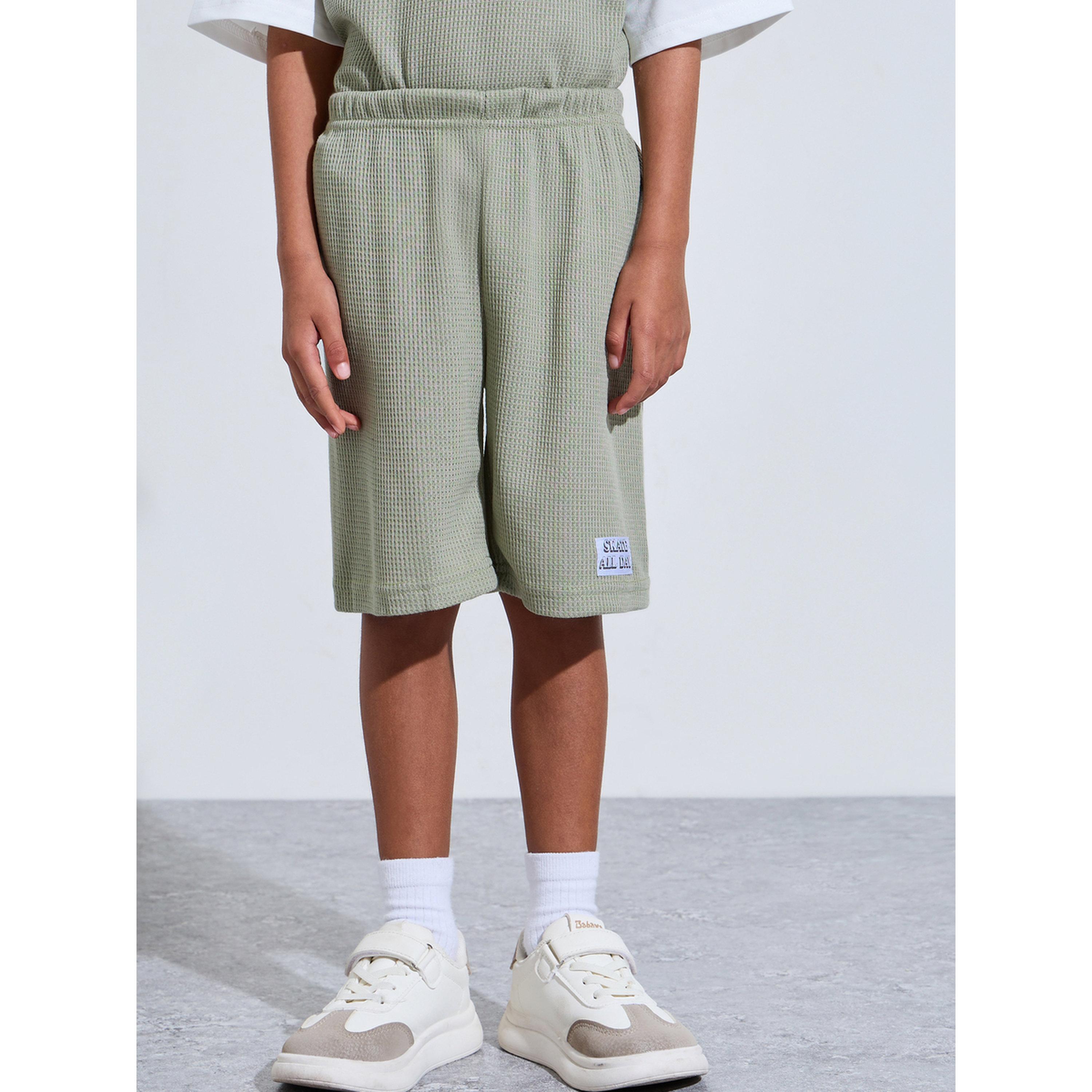 مجموعة من شورت وتيشيرت واسع محبوك بتفاصيل رقع للأولاد-boys-clothing-setsandcoords-image-5