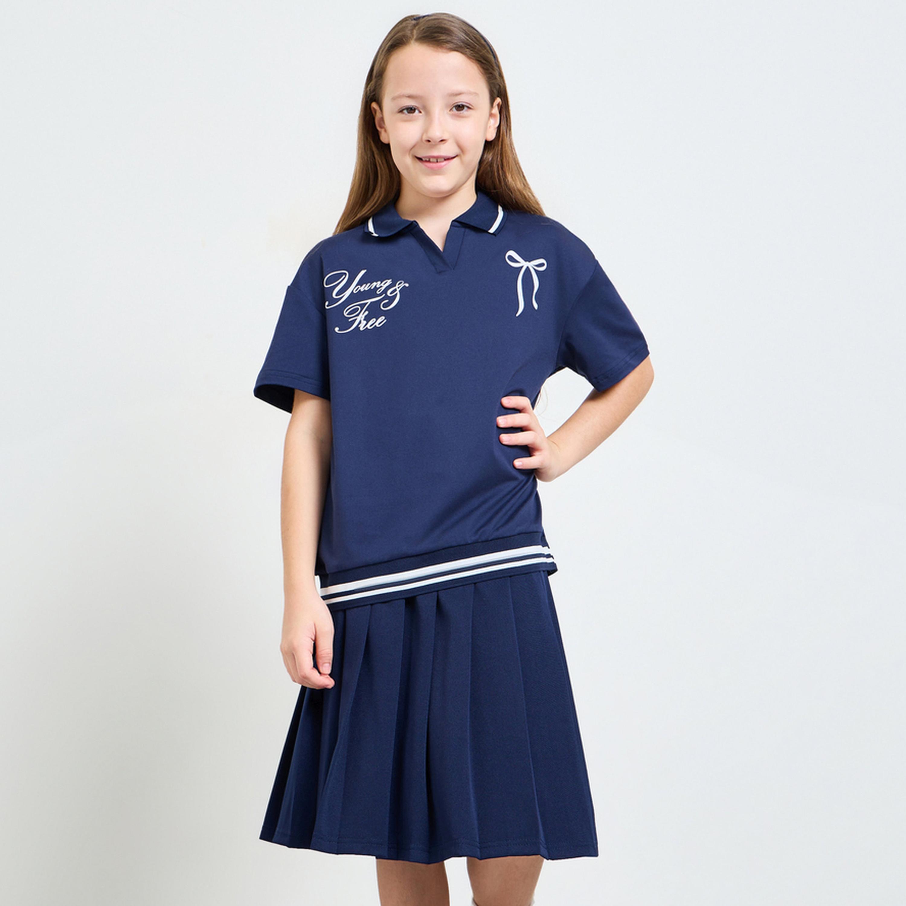 طقم من تيشيرت بولو بطبعة جرافيك وتنورة بكسراتة للبنات-girls-clothing-setsandcoords-image-1